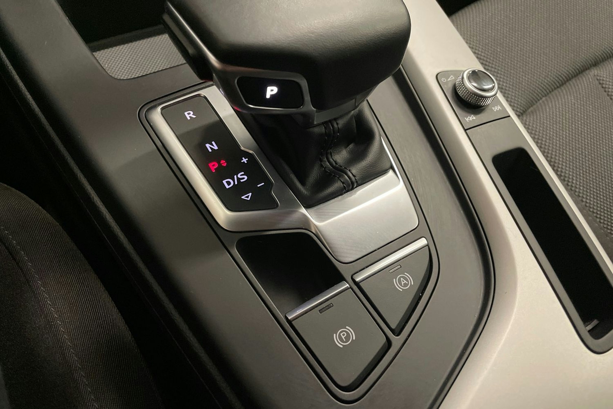 valkoinen Audi A4 2022 kuva 18.