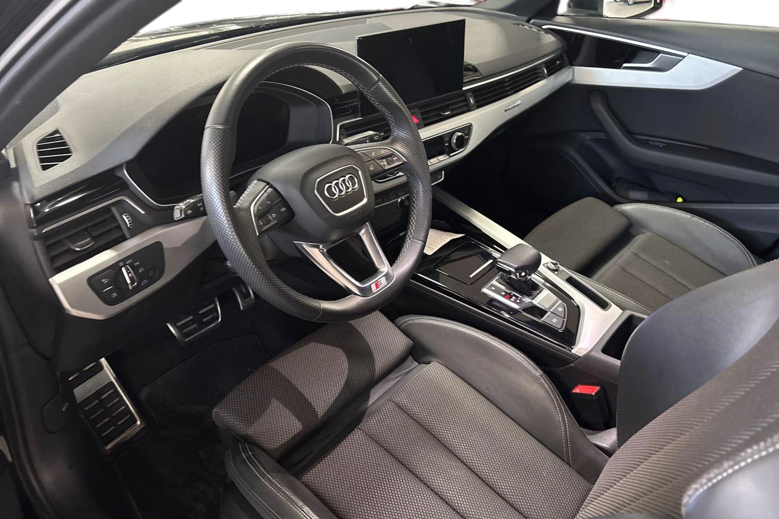 musta Audi A4 2022 kuva 3.