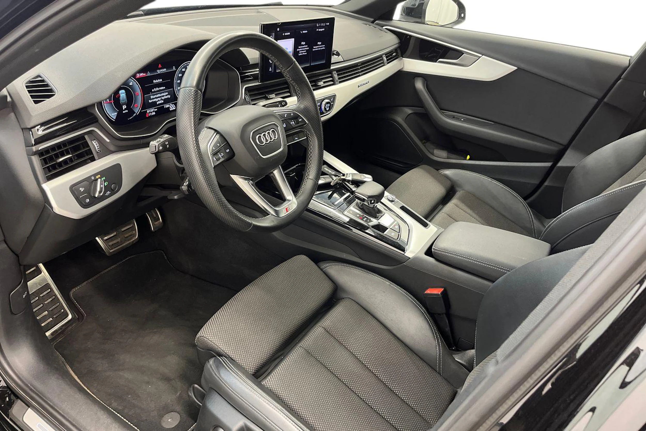 musta Audi A4 2022 kuva 6.