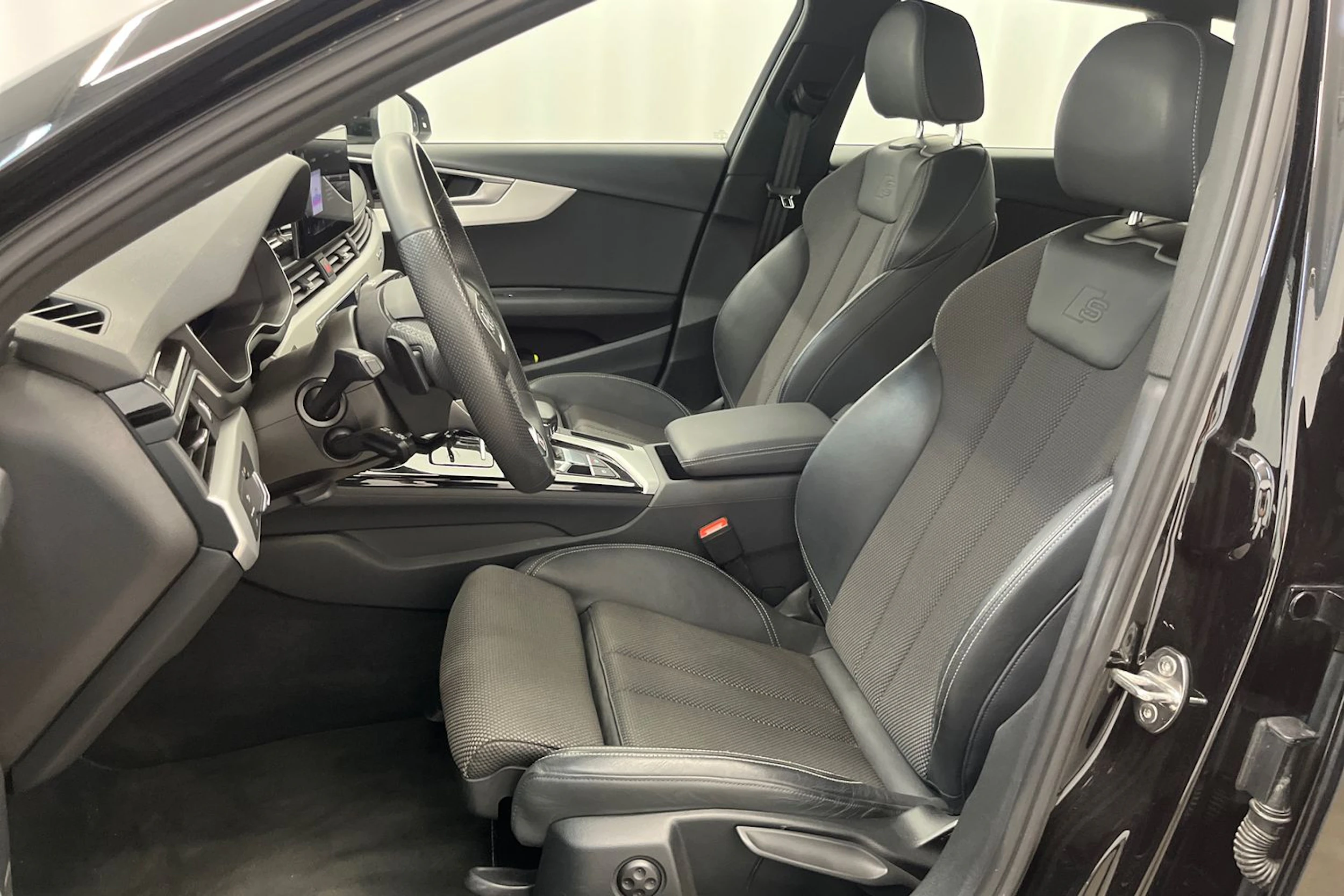 musta Audi A4 2022 kuva 12.