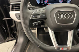 musta Audi A4 2022 kuva 14.