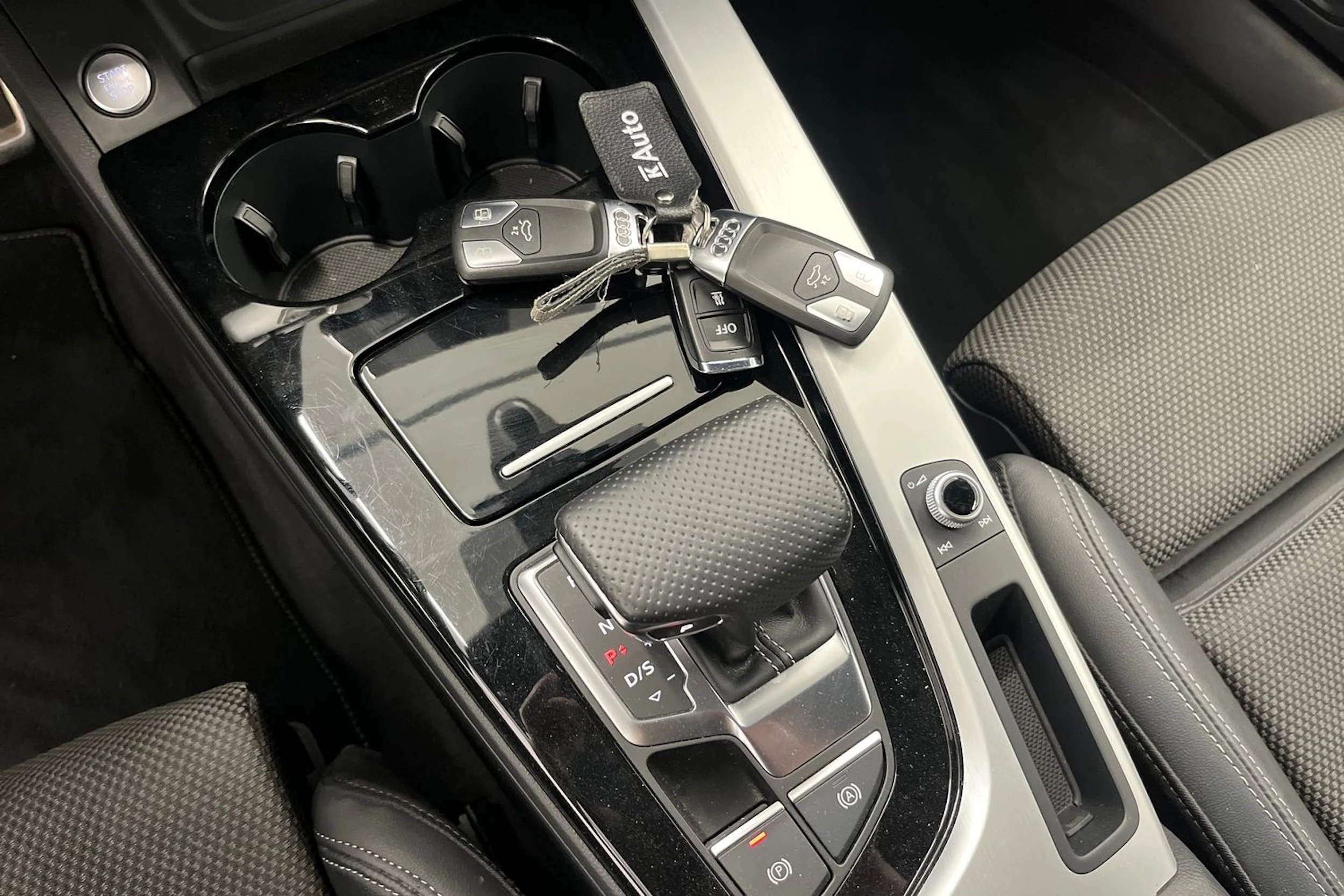 musta Audi A4 2022 kuva 19.