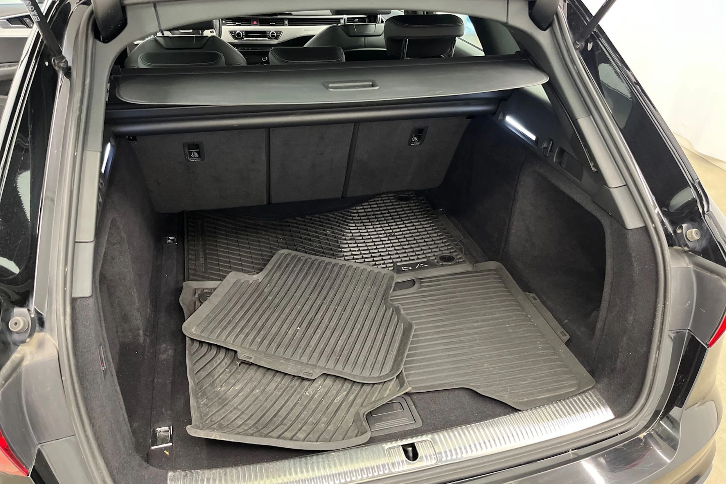 musta Audi A4 2022 kuva 21.