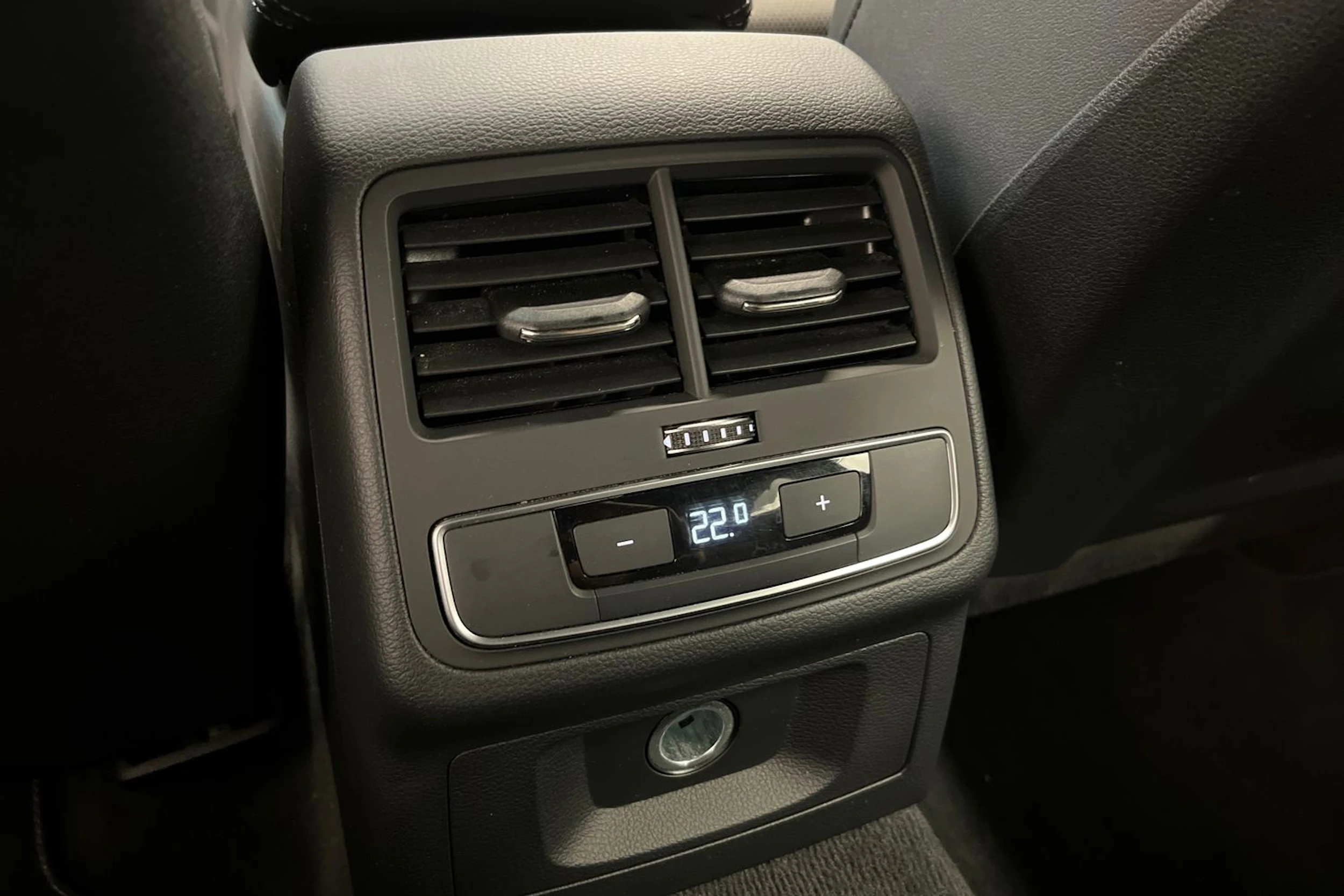 musta Audi A4 2022 kuva 25.