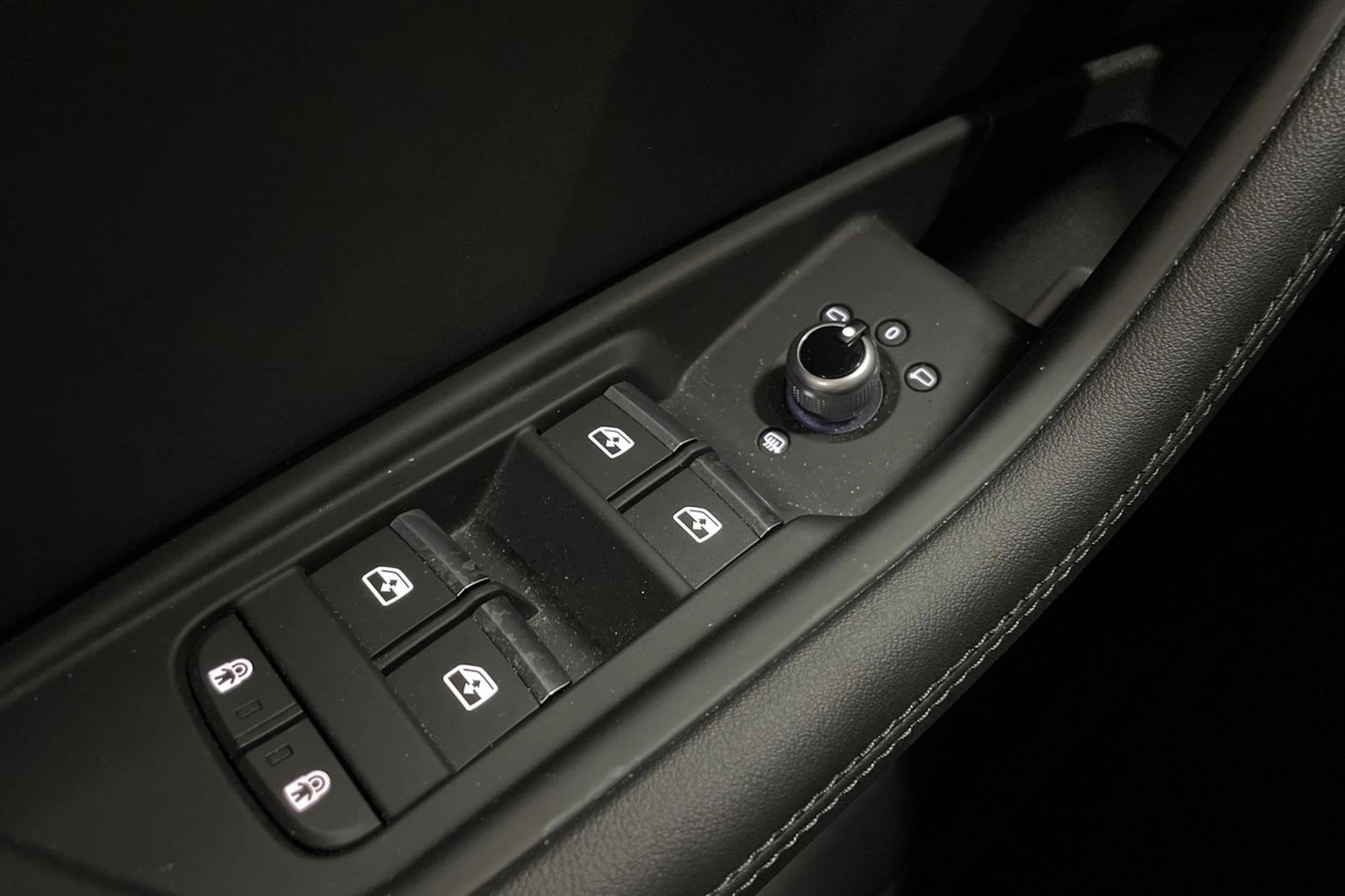 musta Audi A4 2022 kuva 16.