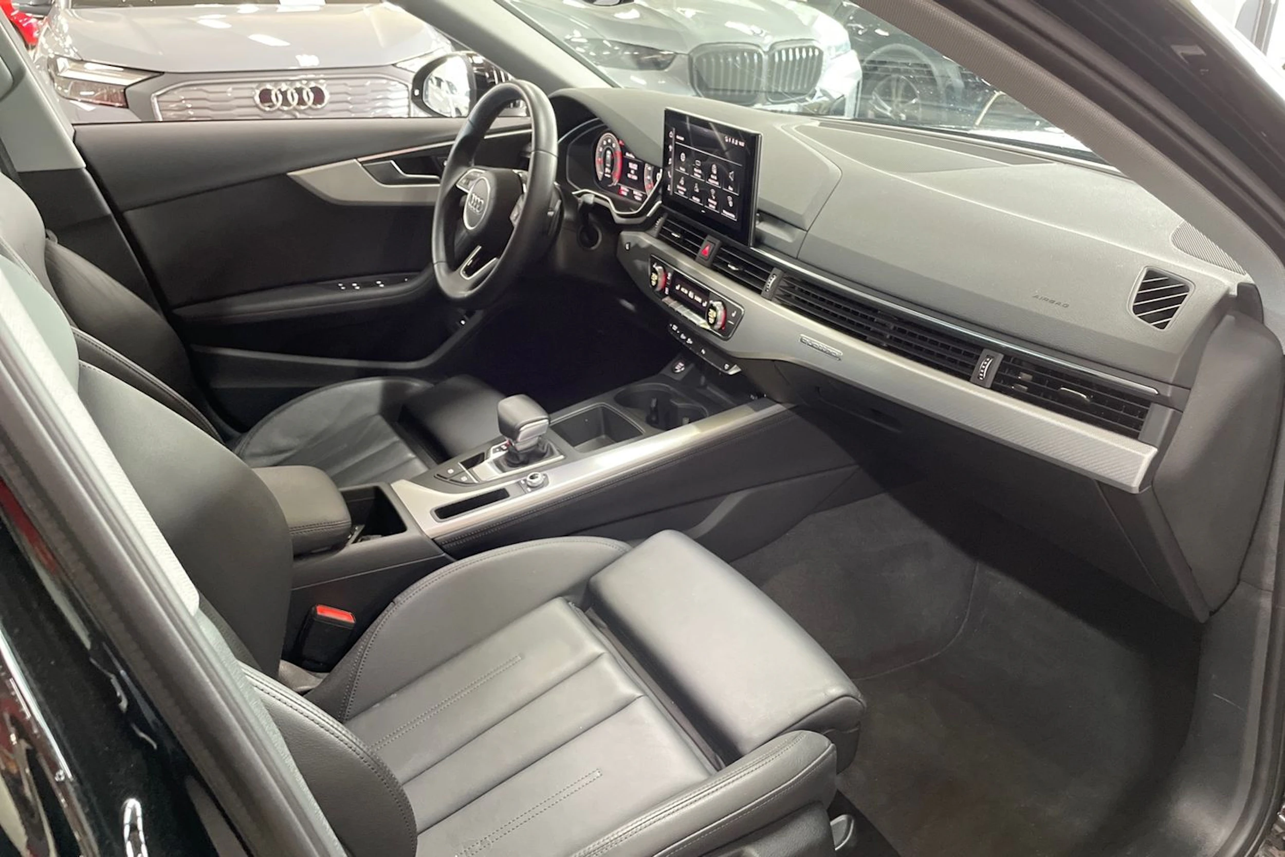 musta Audi A4 2022 kuva 25.