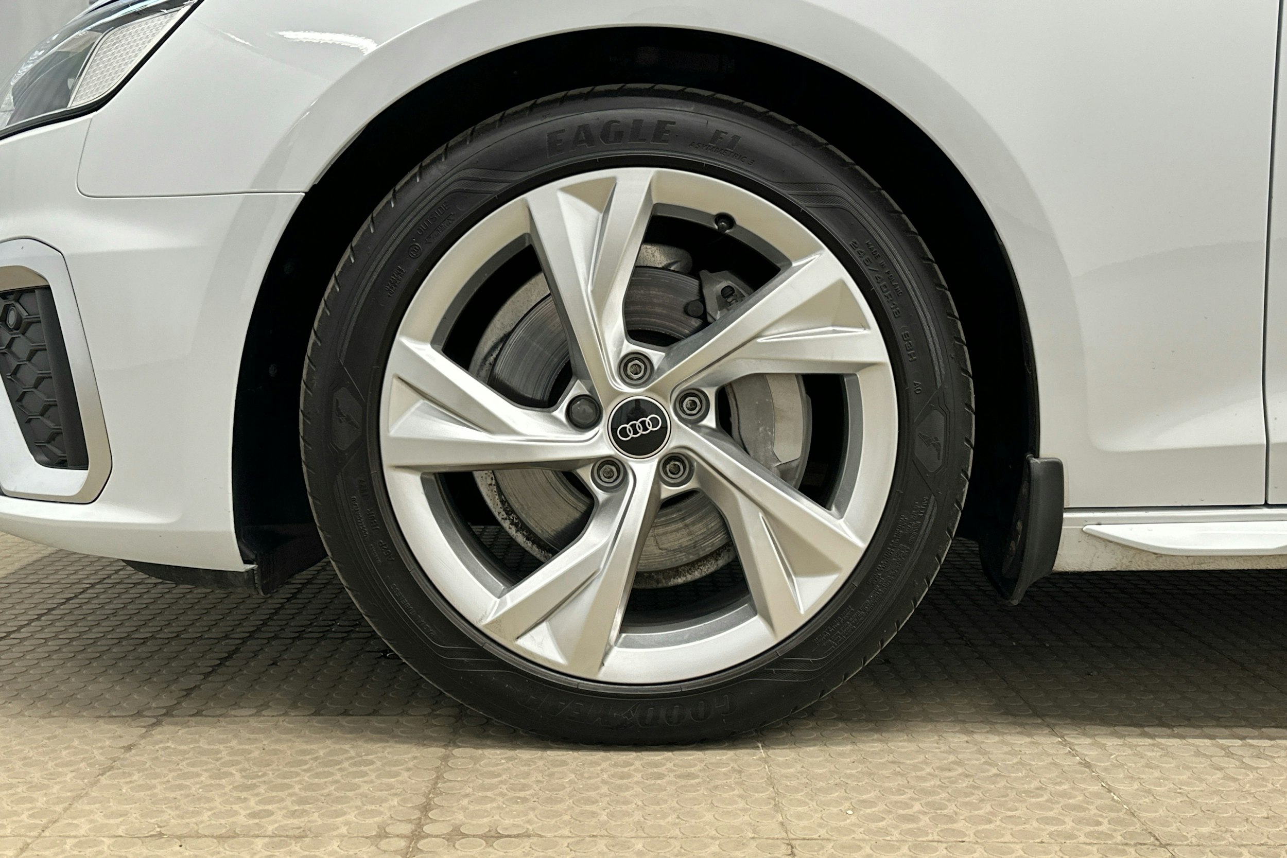 valkoinen Audi A4 2023 kuva 9.