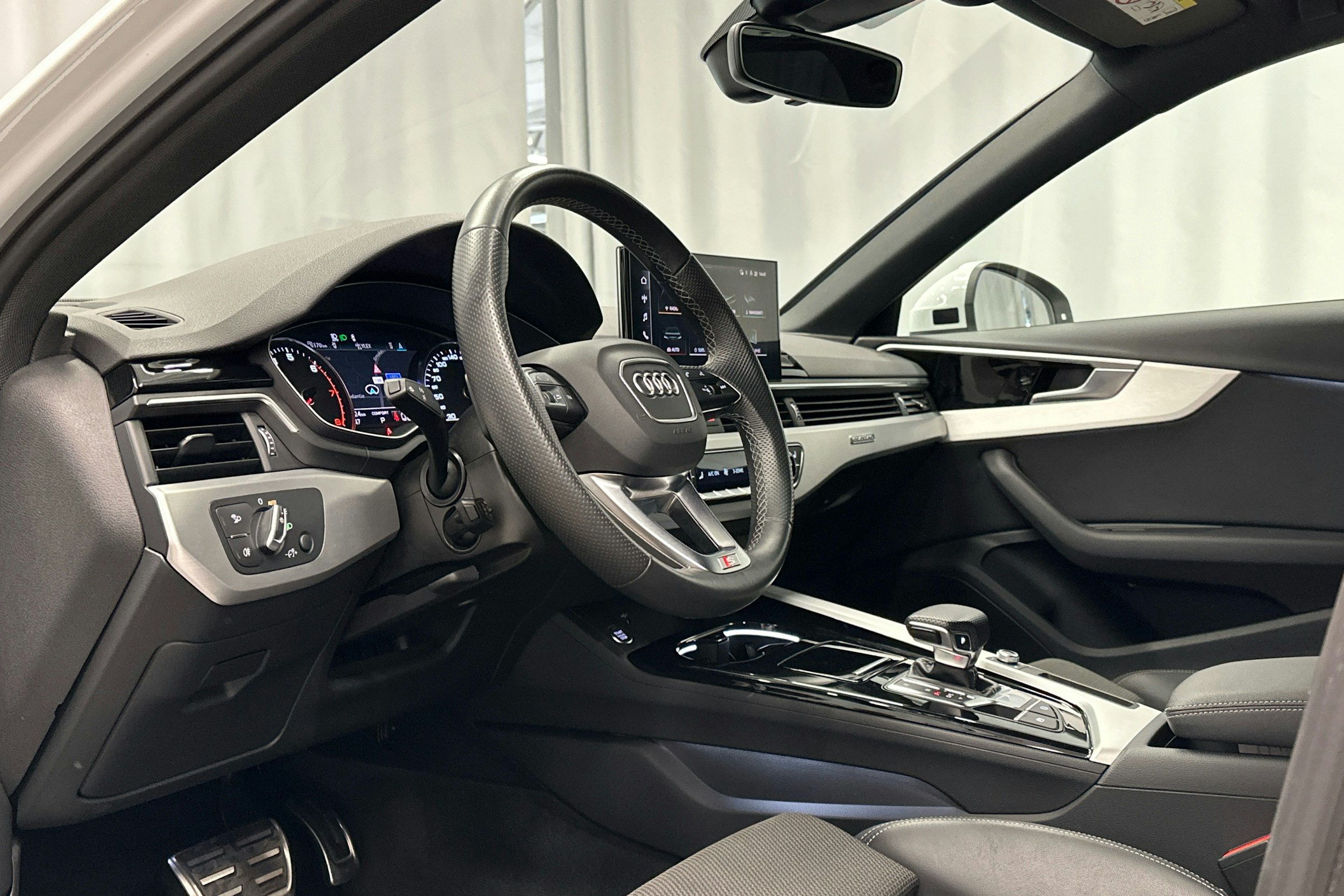valkoinen Audi A4 2023 kuva 10.