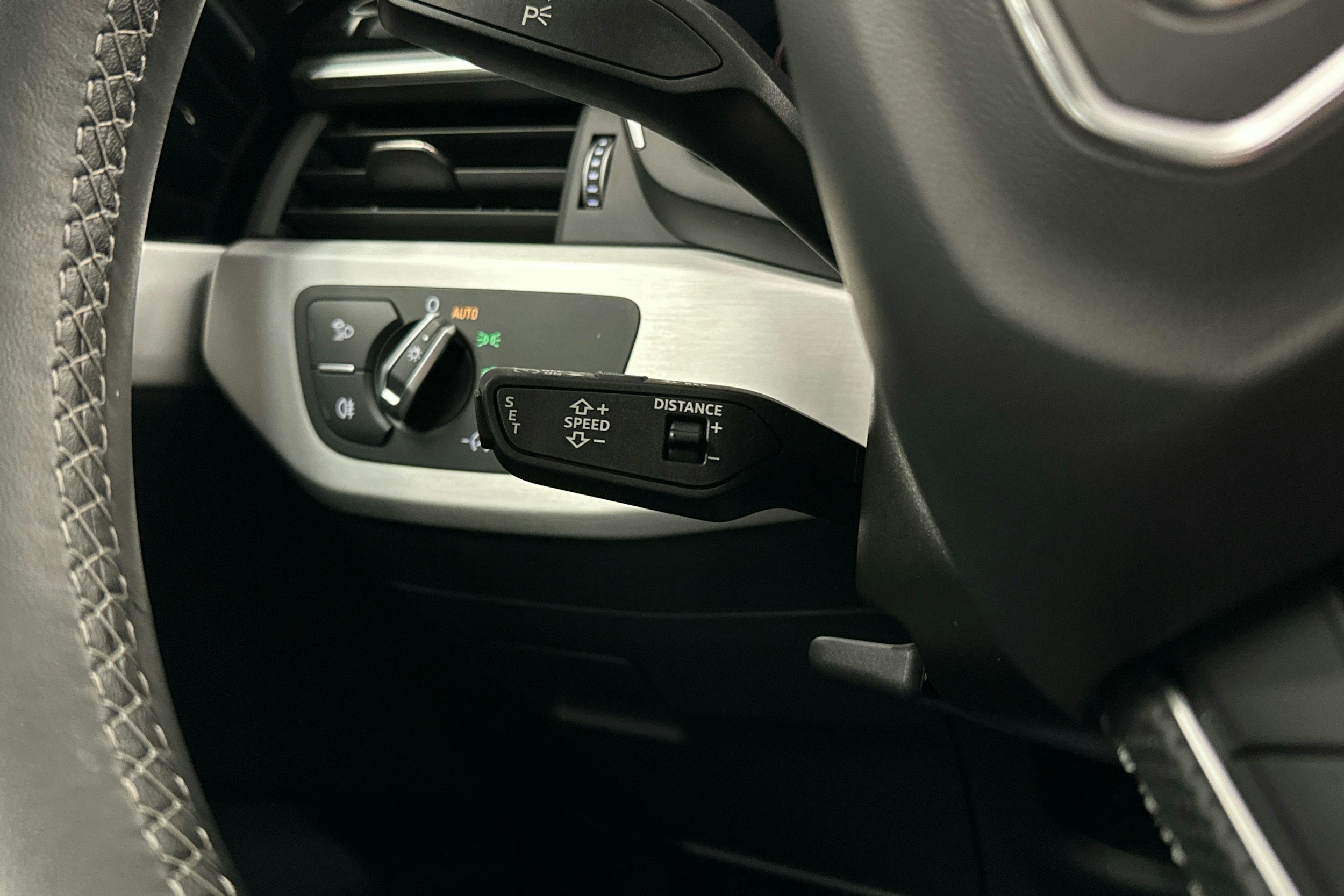 valkoinen Audi A4 2023 kuva 11.