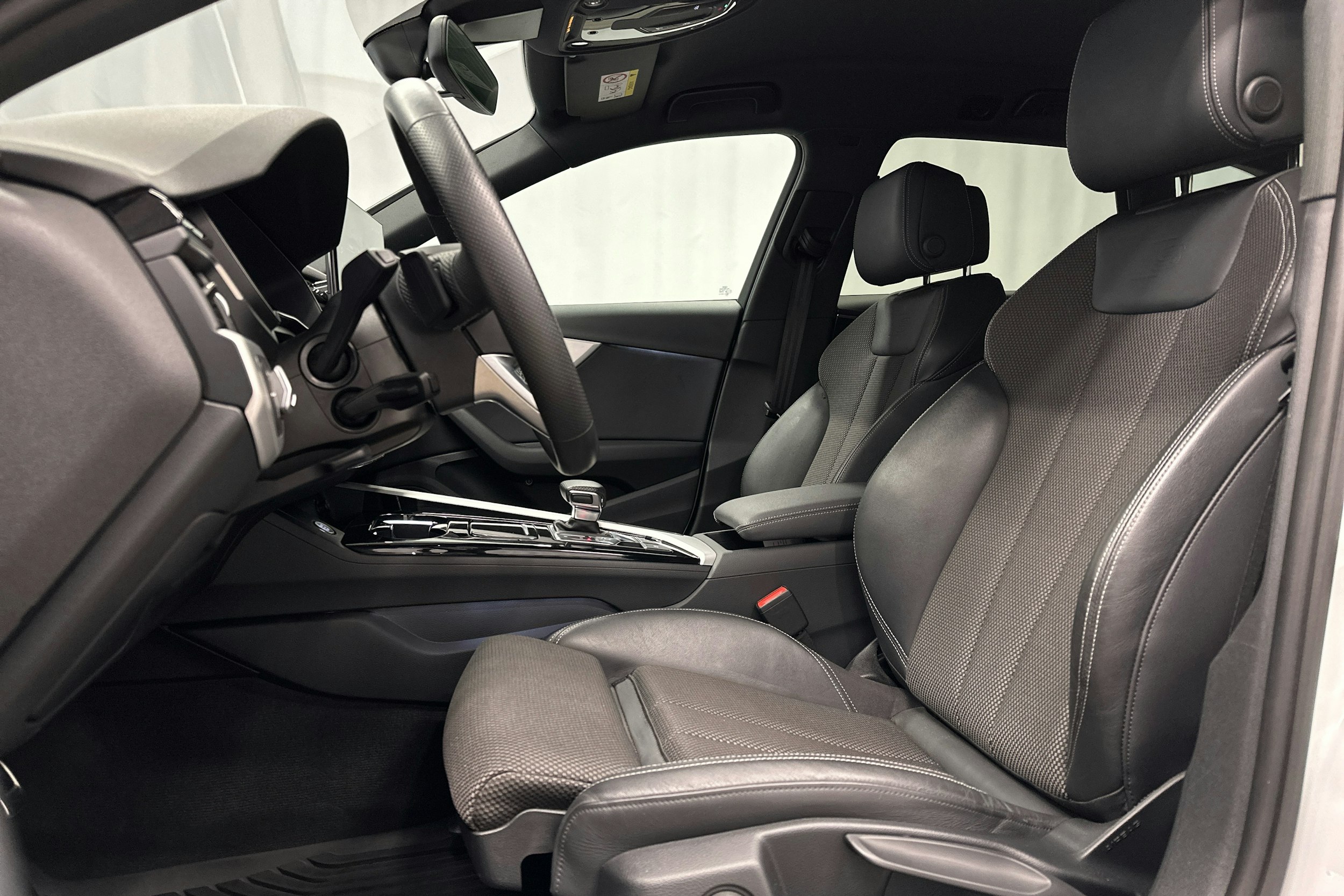 valkoinen Audi A4 2023 kuva 21.