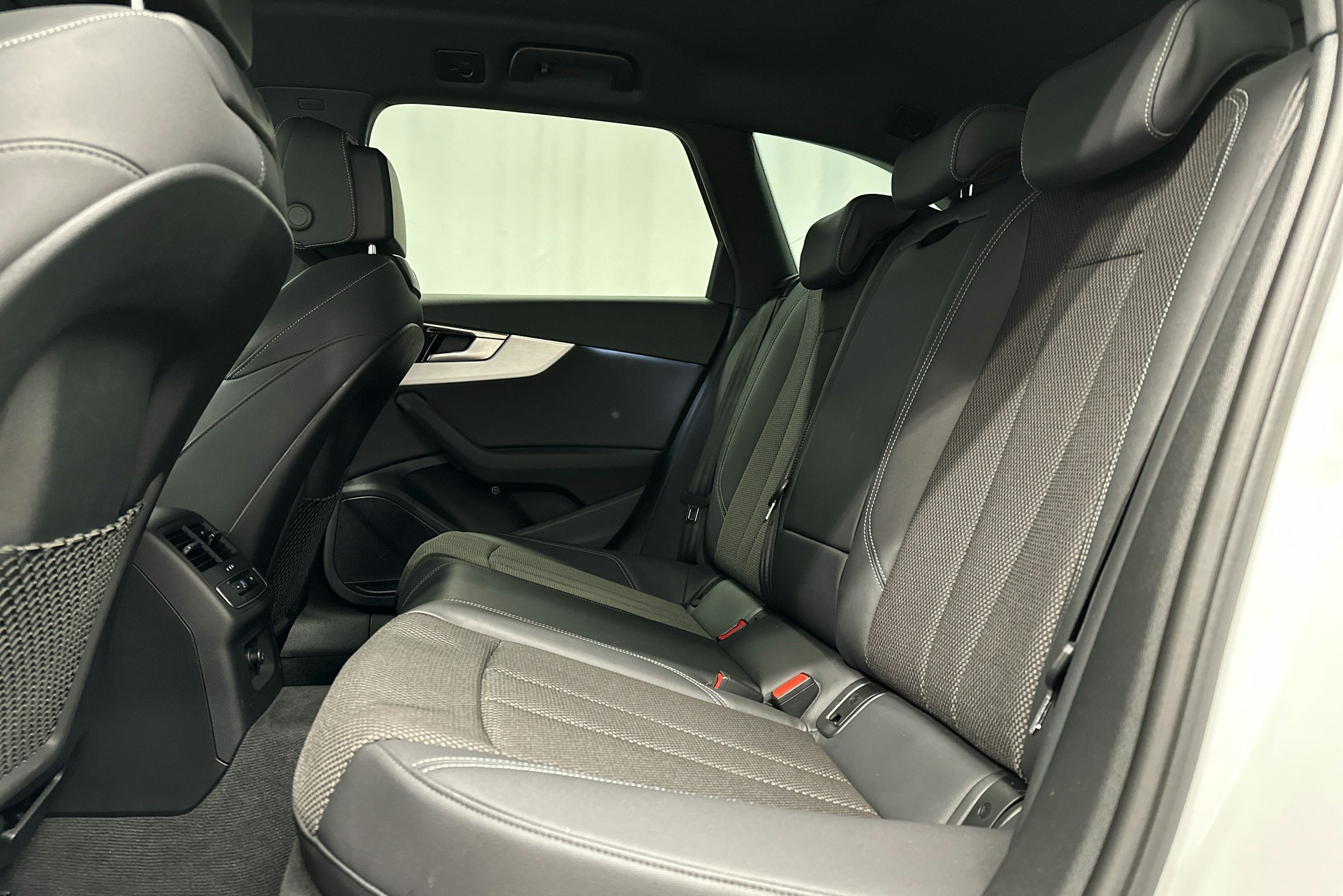 valkoinen Audi A4 2023 kuva 22.