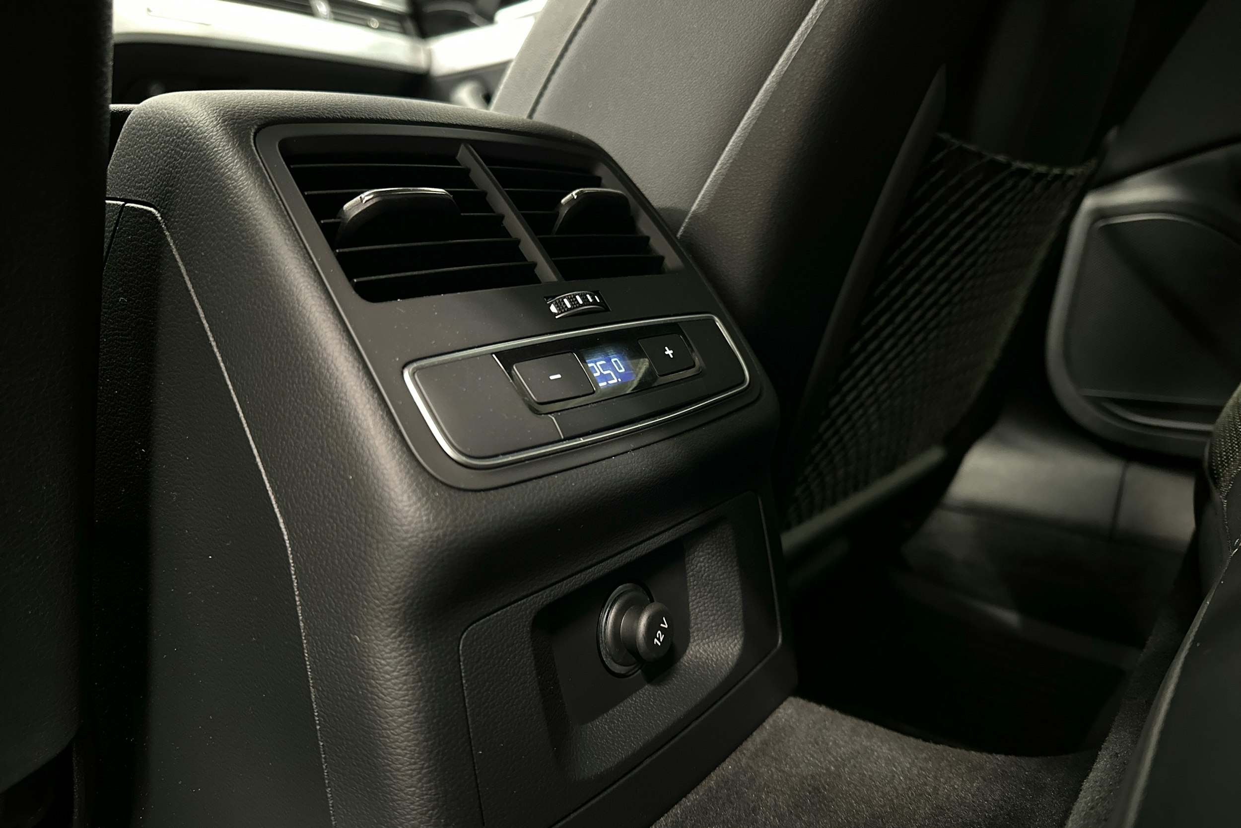 valkoinen Audi A4 2023 kuva 23.