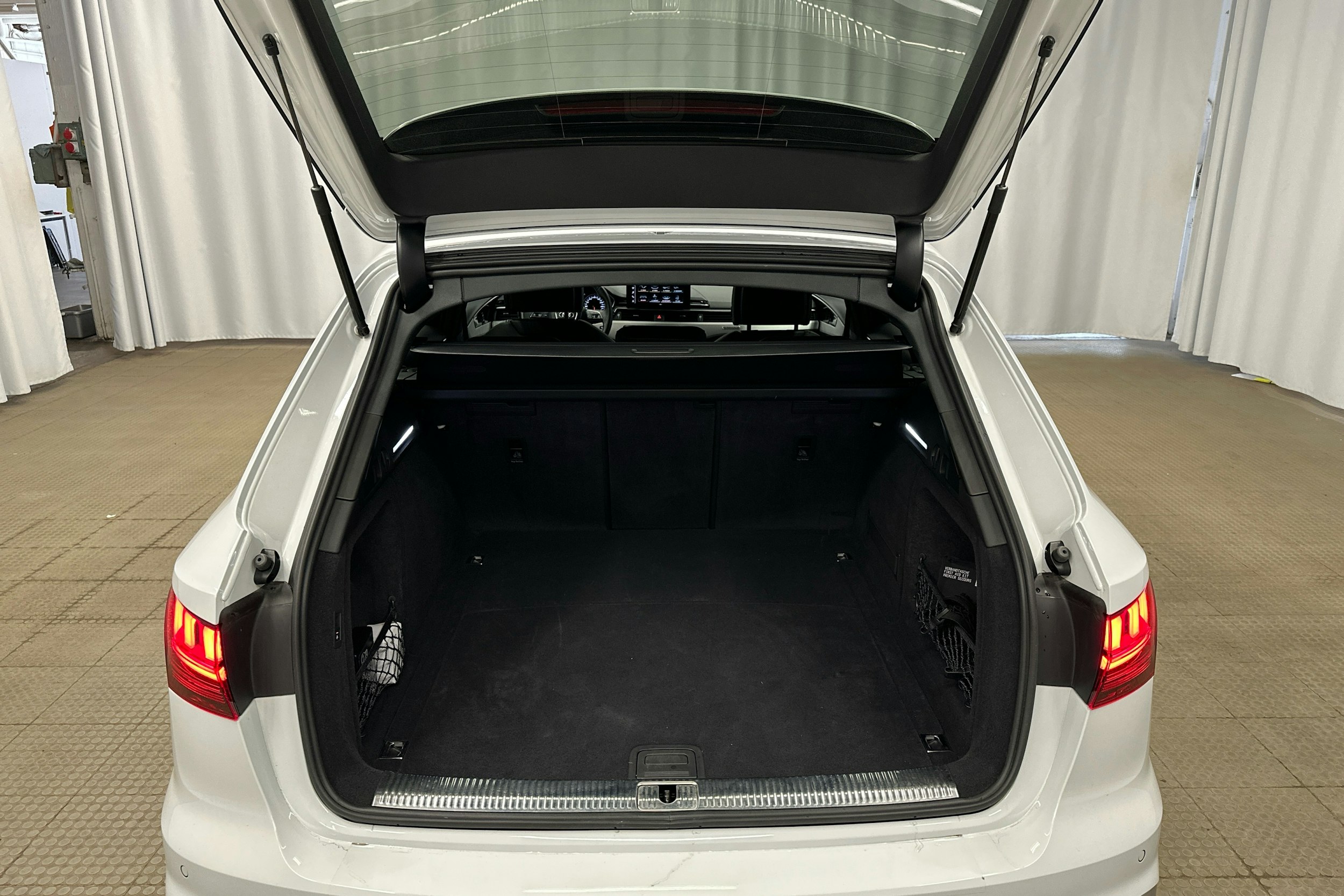valkoinen Audi A4 2023 kuva 24.