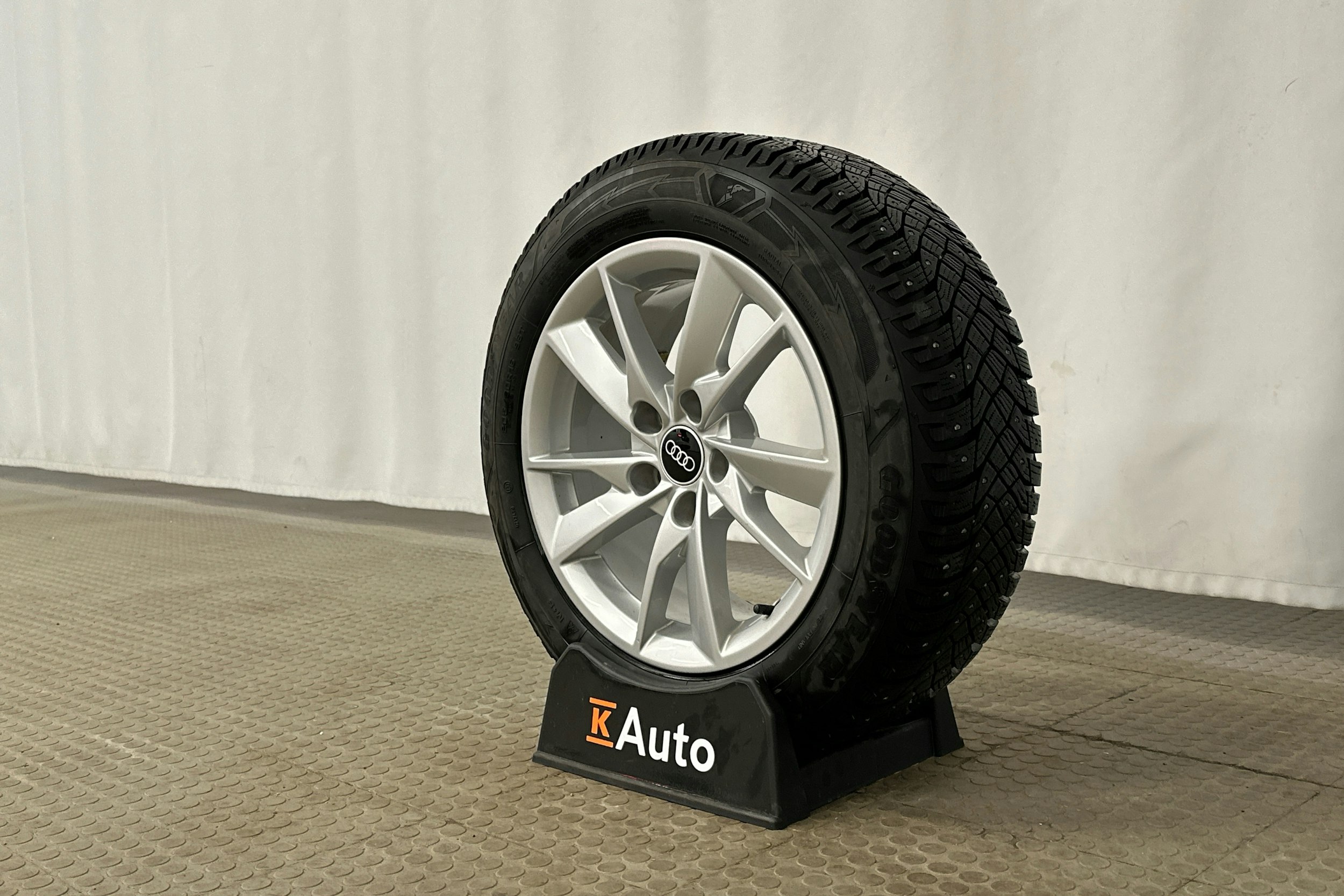 valkoinen Audi A4 2023 kuva 27.