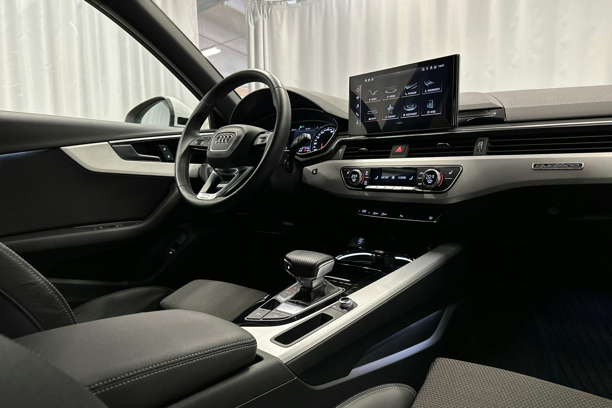 valkoinen Audi A4 2023 kuva 28.