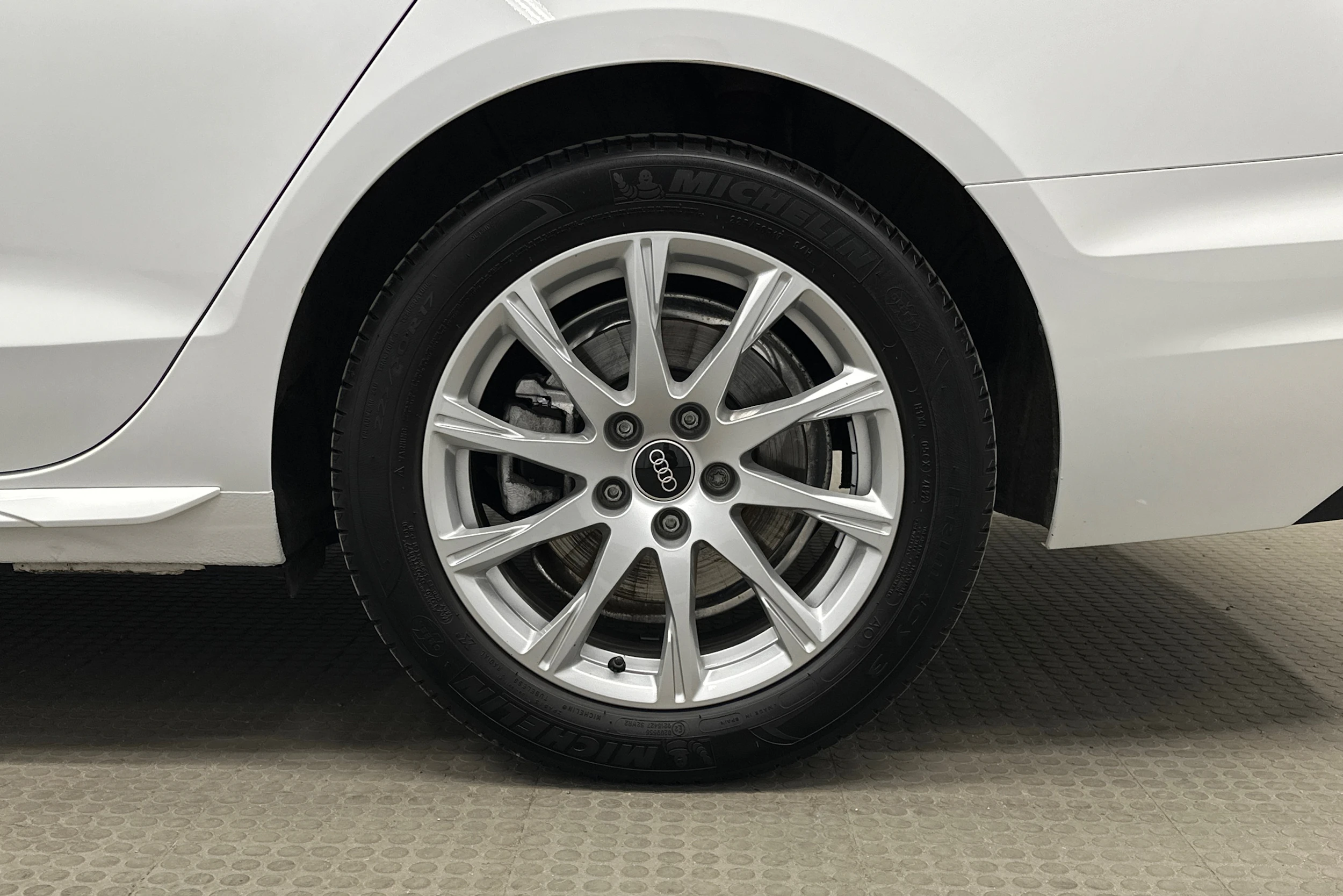 valkoinen Audi A4 2023 kuva 10.
