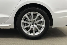 valkoinen Audi A4 2023 kuva 10.
