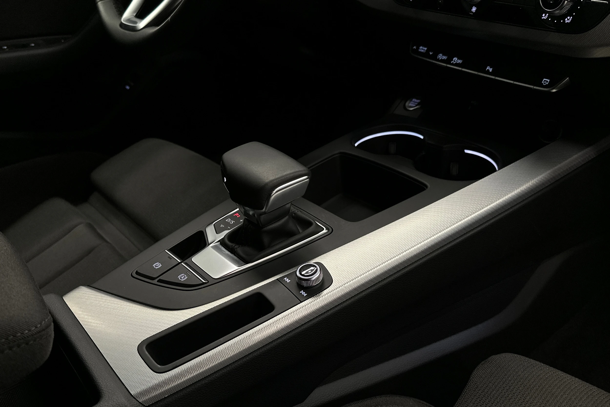 valkoinen Audi A4 2023 kuva 11.