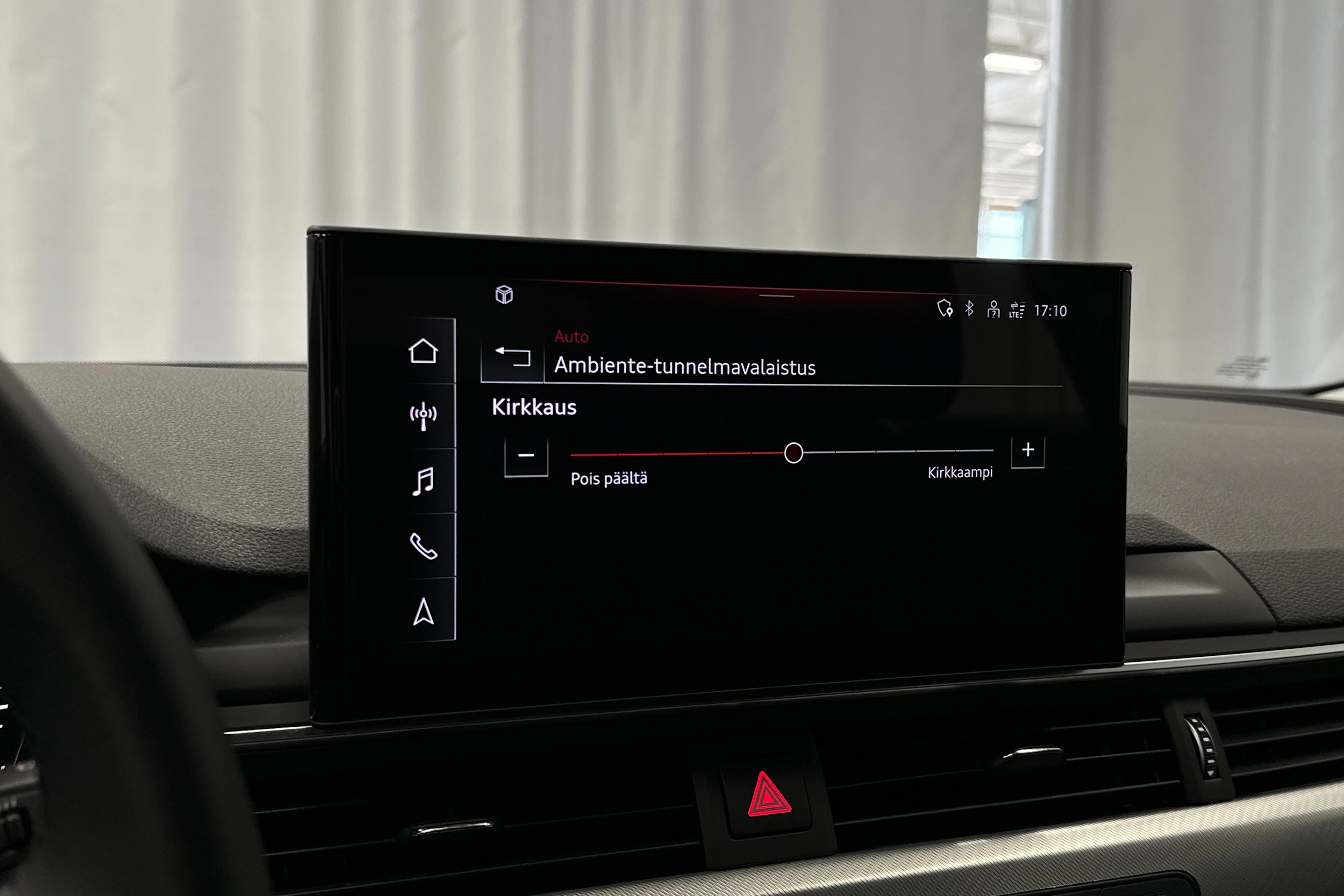 valkoinen Audi A4 2023 kuva 16.