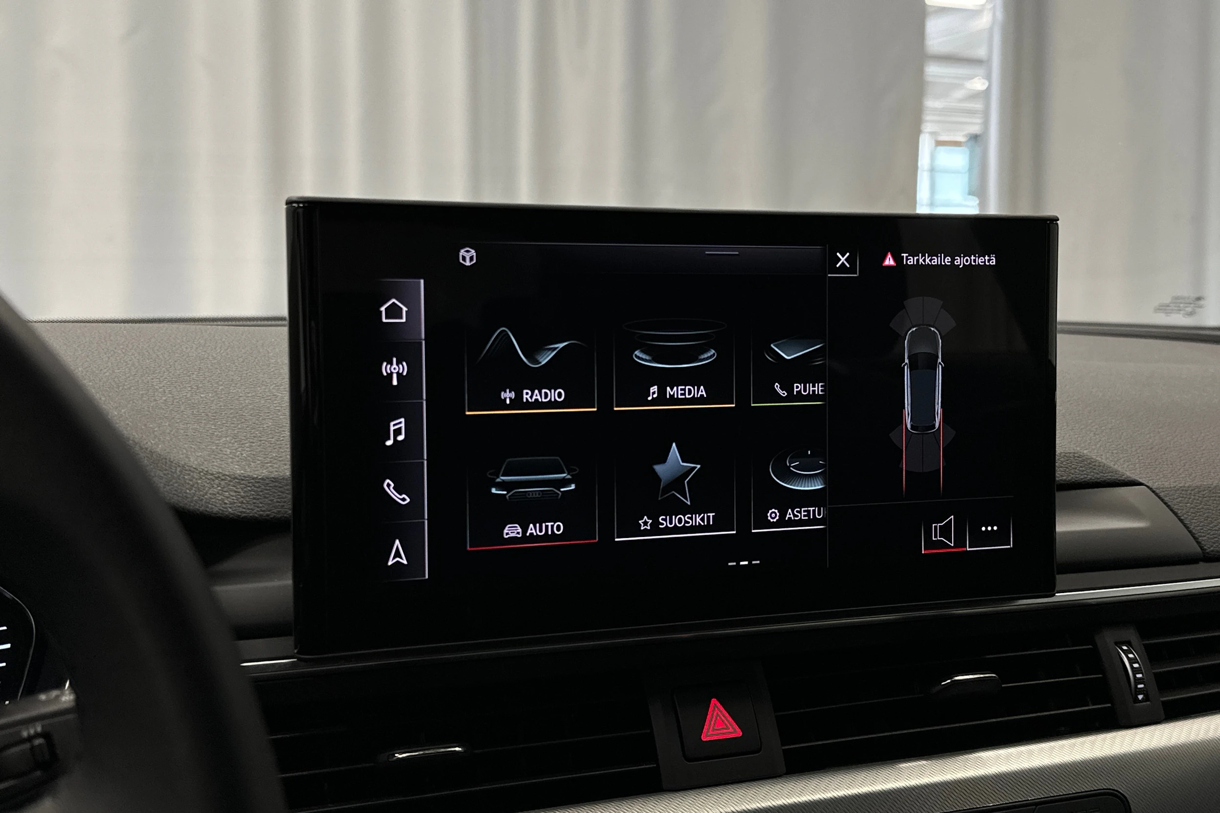 valkoinen Audi A4 2023 kuva 19.