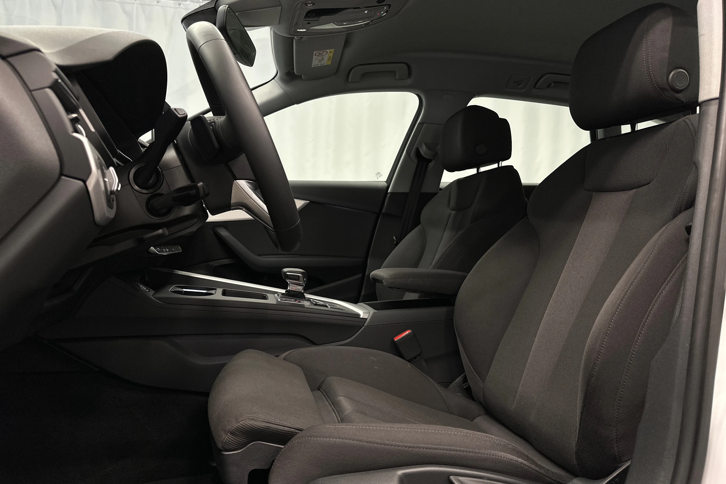 valkoinen Audi A4 2023 kuva 21.