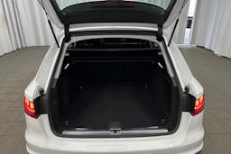 valkoinen Audi A4 2023 kuva 22.