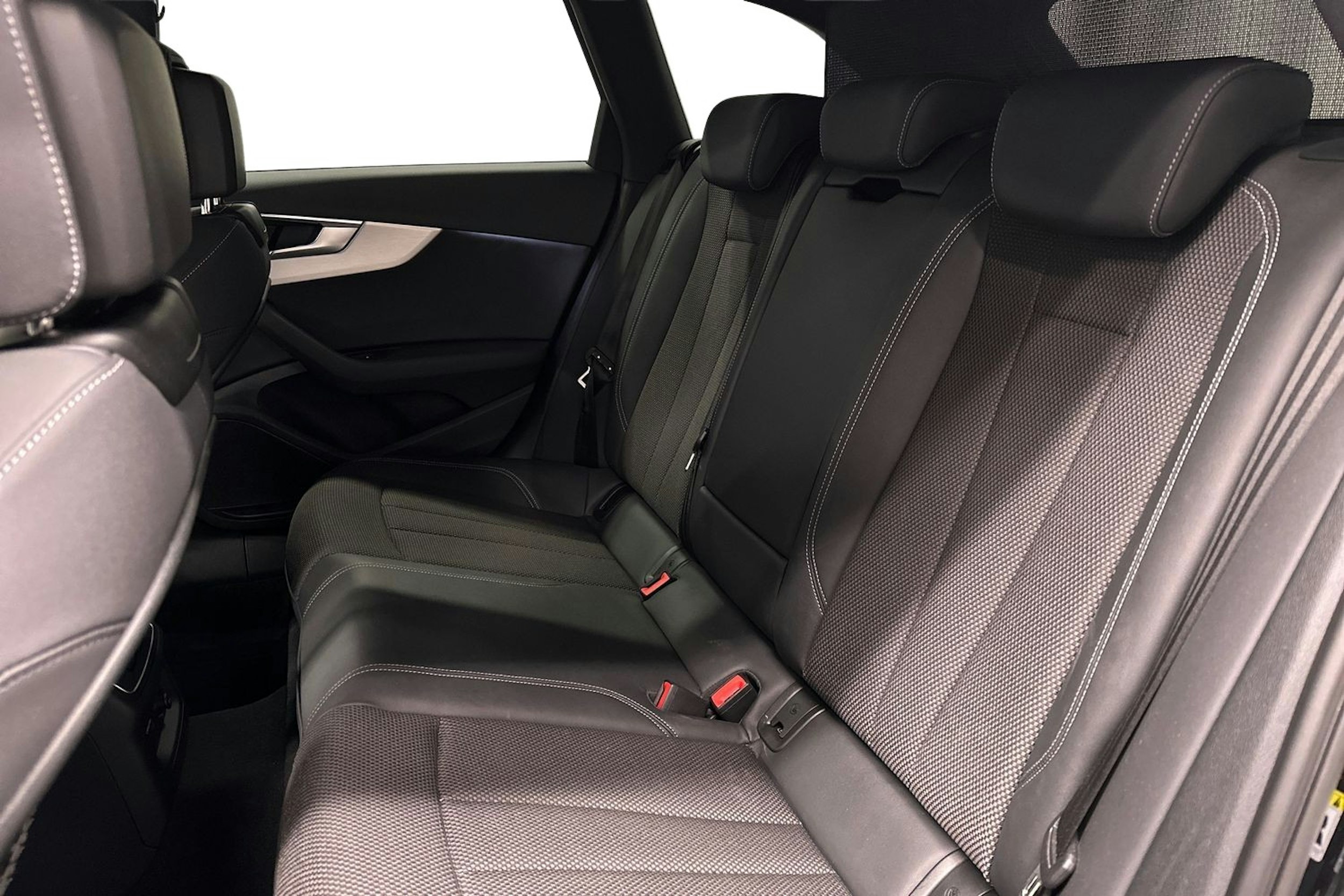 musta Audi A4 2023 kuva 8.
