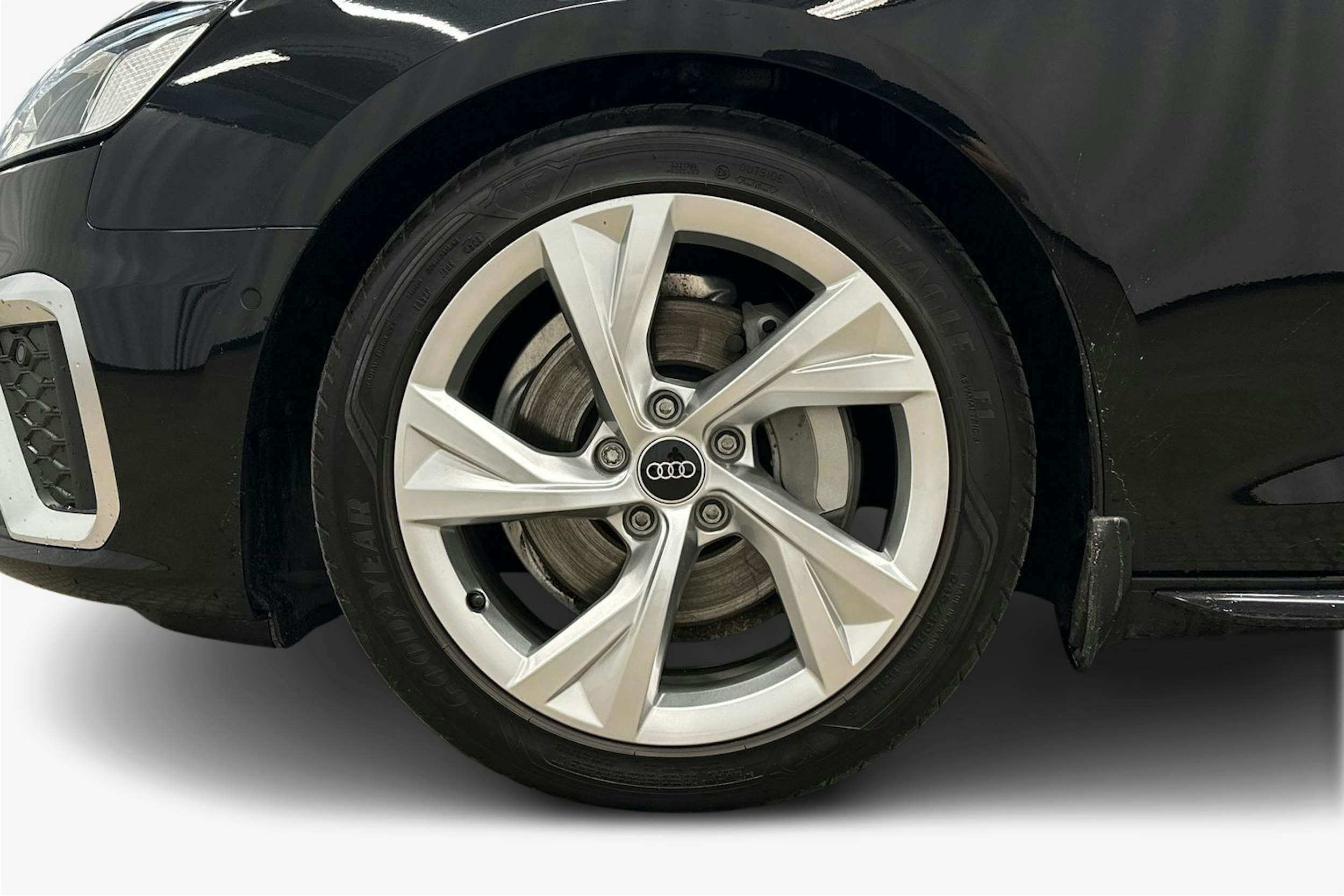 musta Audi A4 2023 kuva 9.