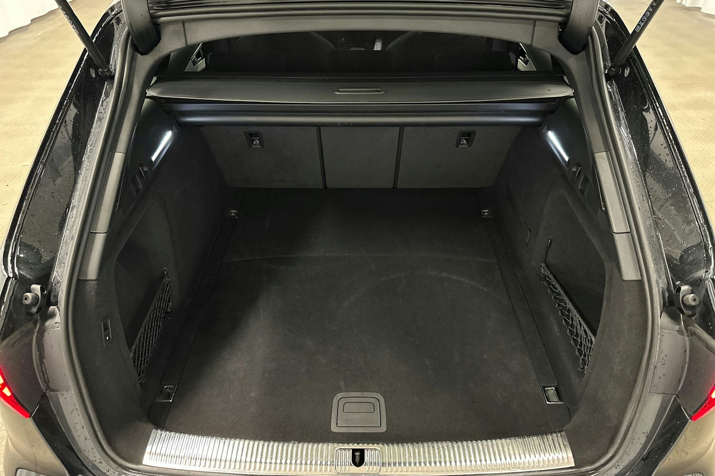 musta Audi A4 2023 kuva 11.