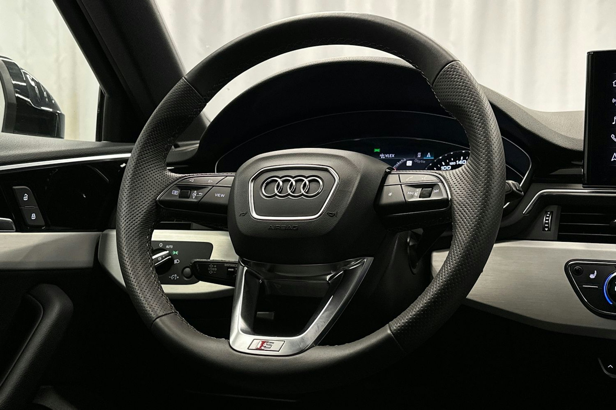 musta Audi A4 2023 kuva 15.