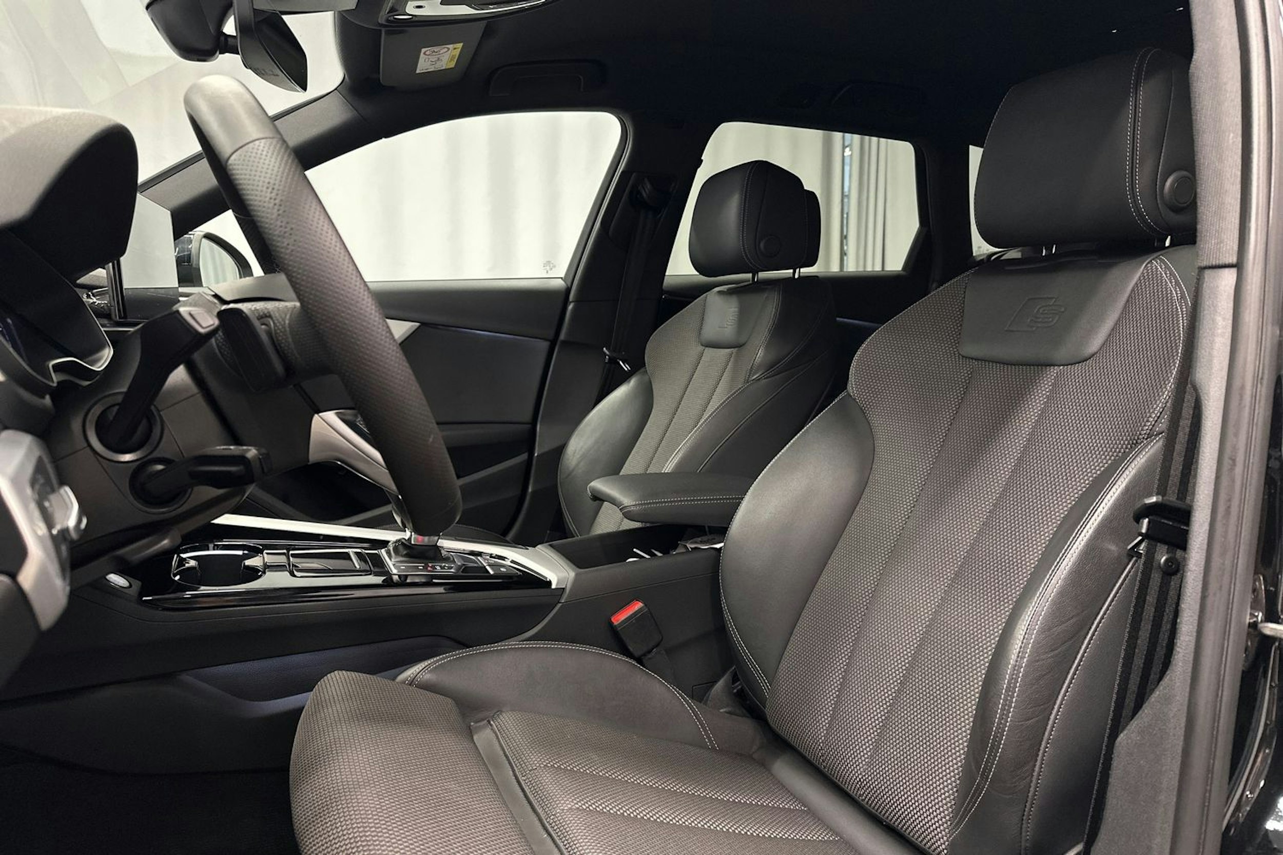 musta Audi A4 2023 kuva 16.