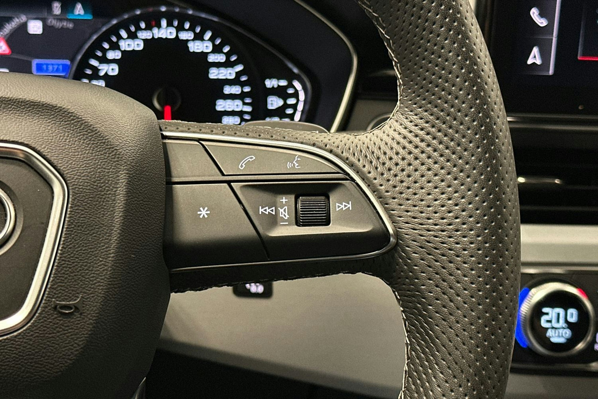 musta Audi A4 2023 kuva 18.