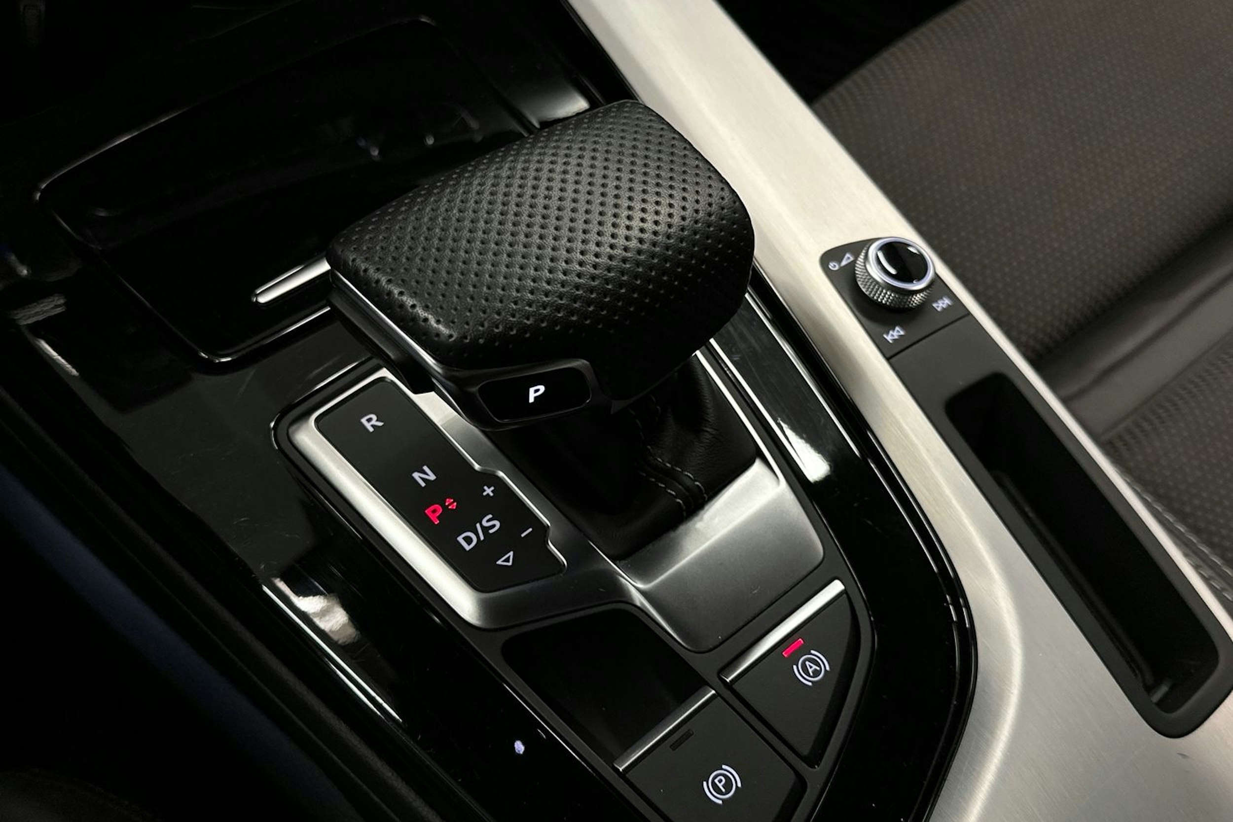 musta Audi A4 2023 kuva 31.