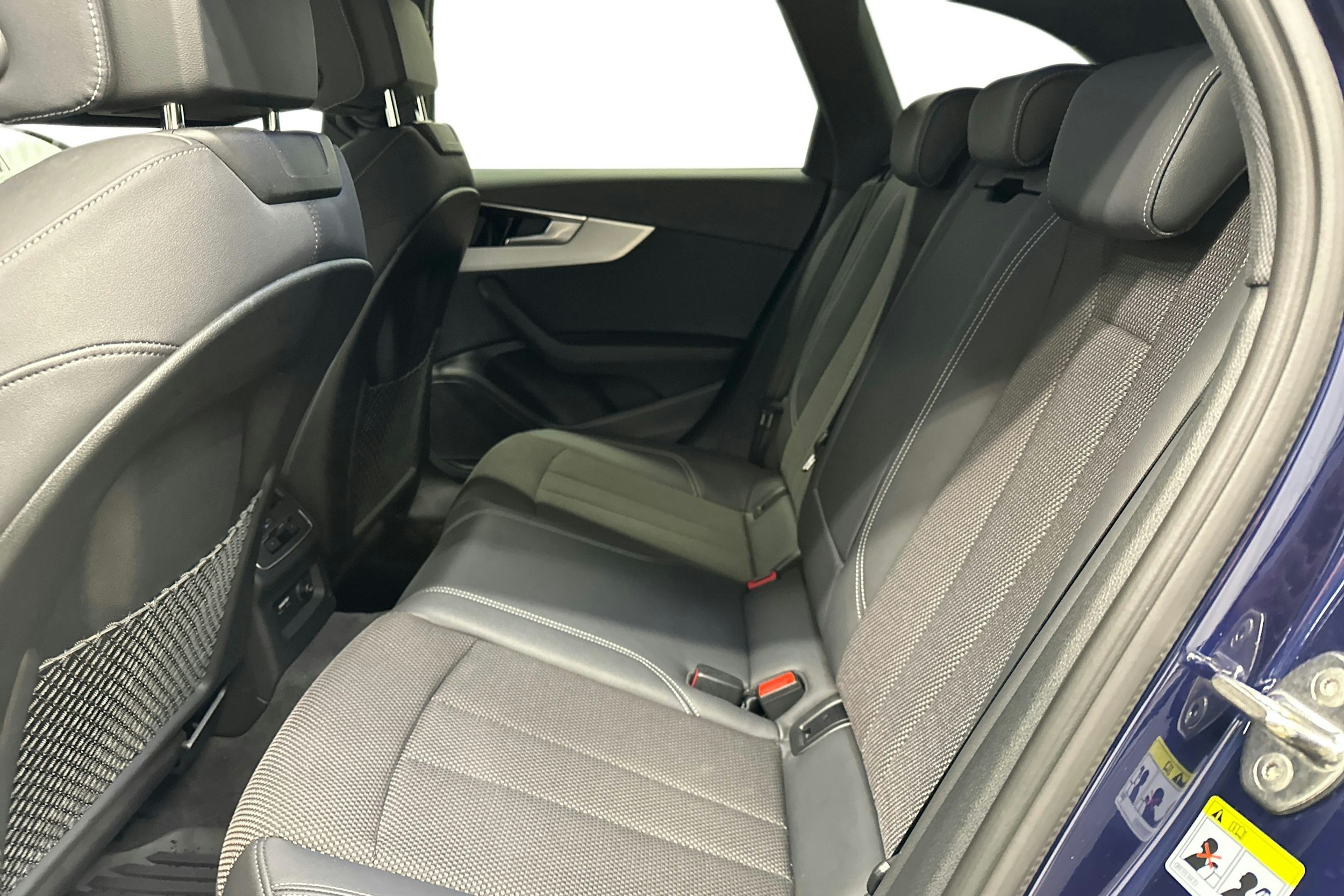 sininen Audi A4 2023 kuva 8.