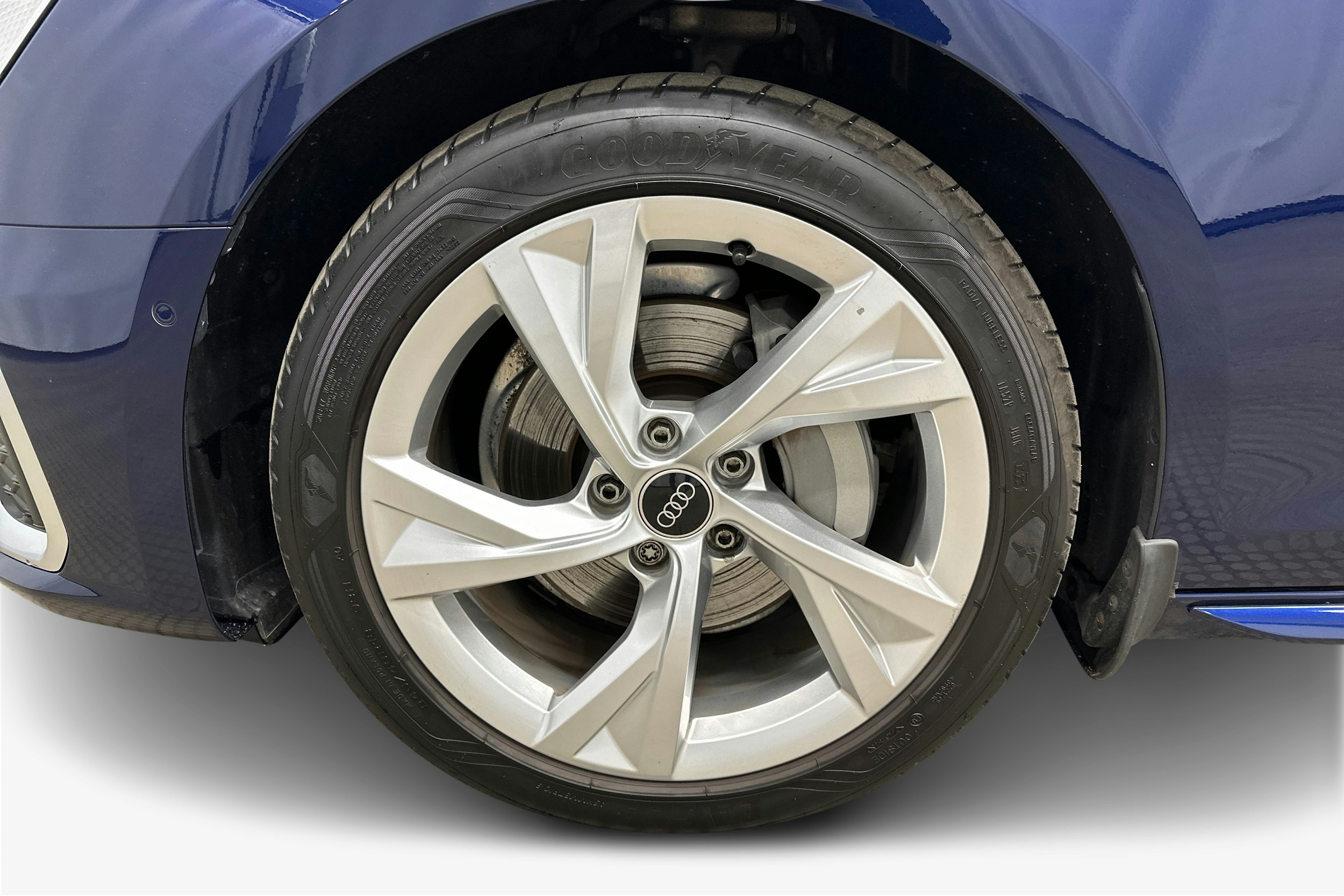 sininen Audi A4 2023 kuva 9.
