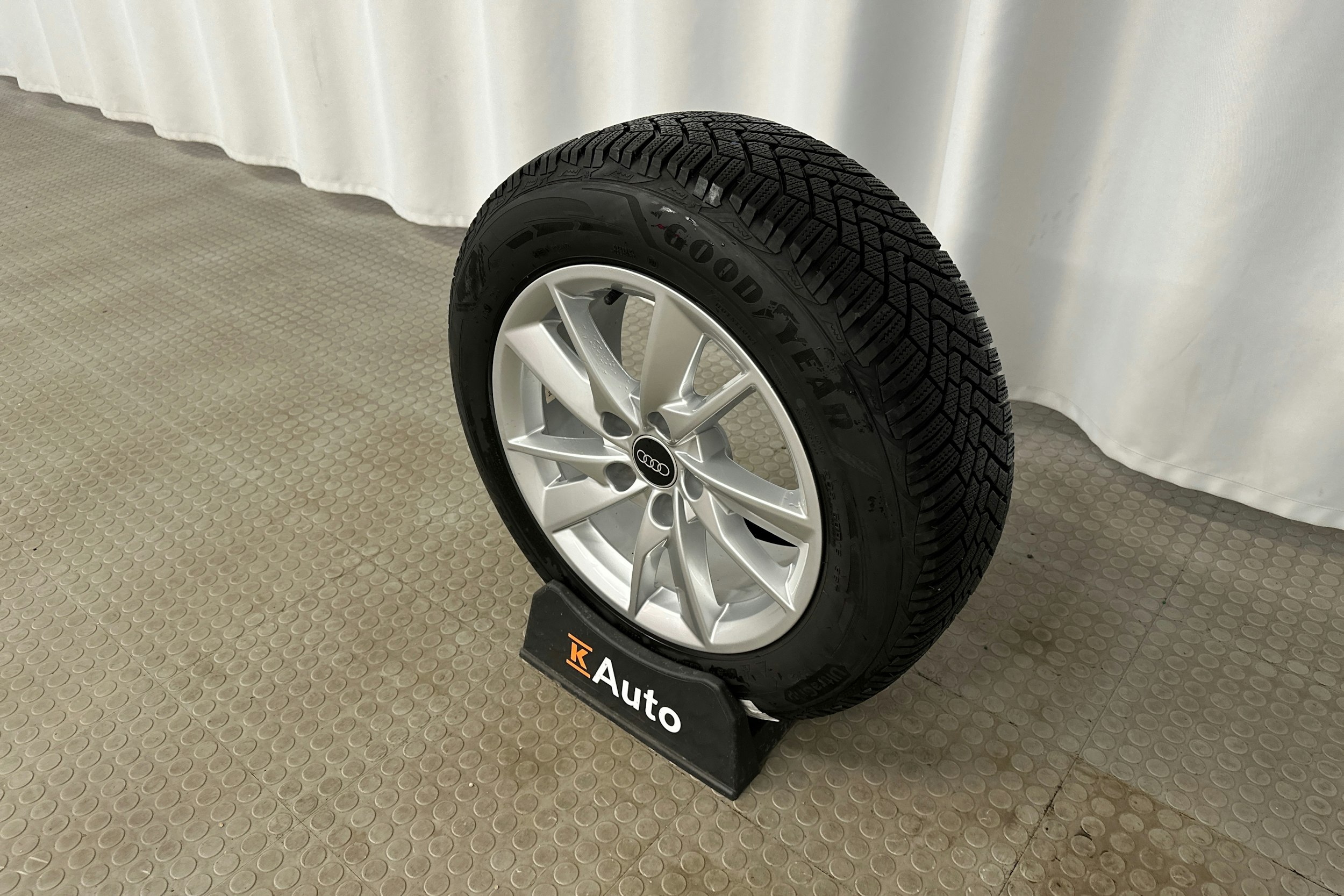 sininen Audi A4 2023 kuva 10.