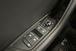 sininen Audi A4 2023 kuva 15.