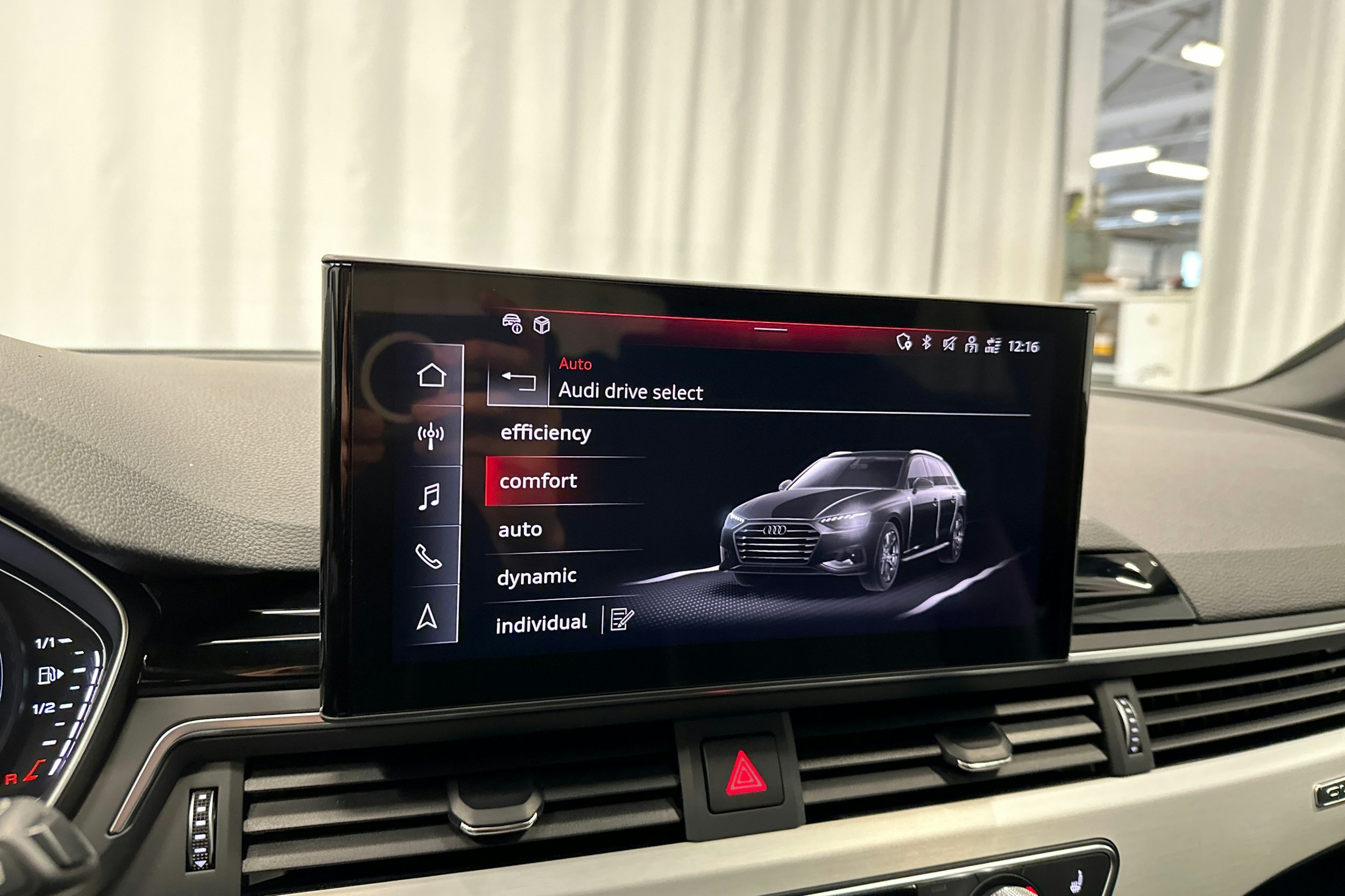sininen Audi A4 2023 kuva 17.