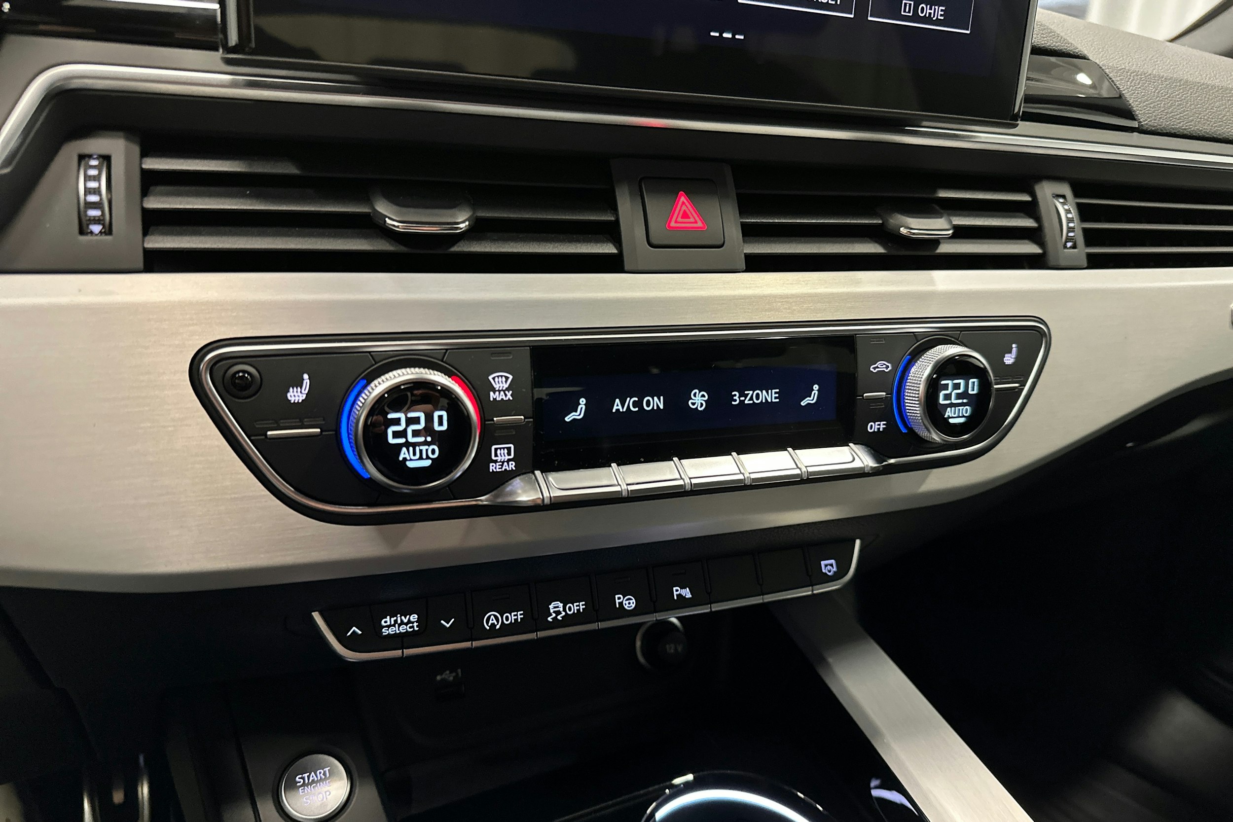 sininen Audi A4 2023 kuva 22.