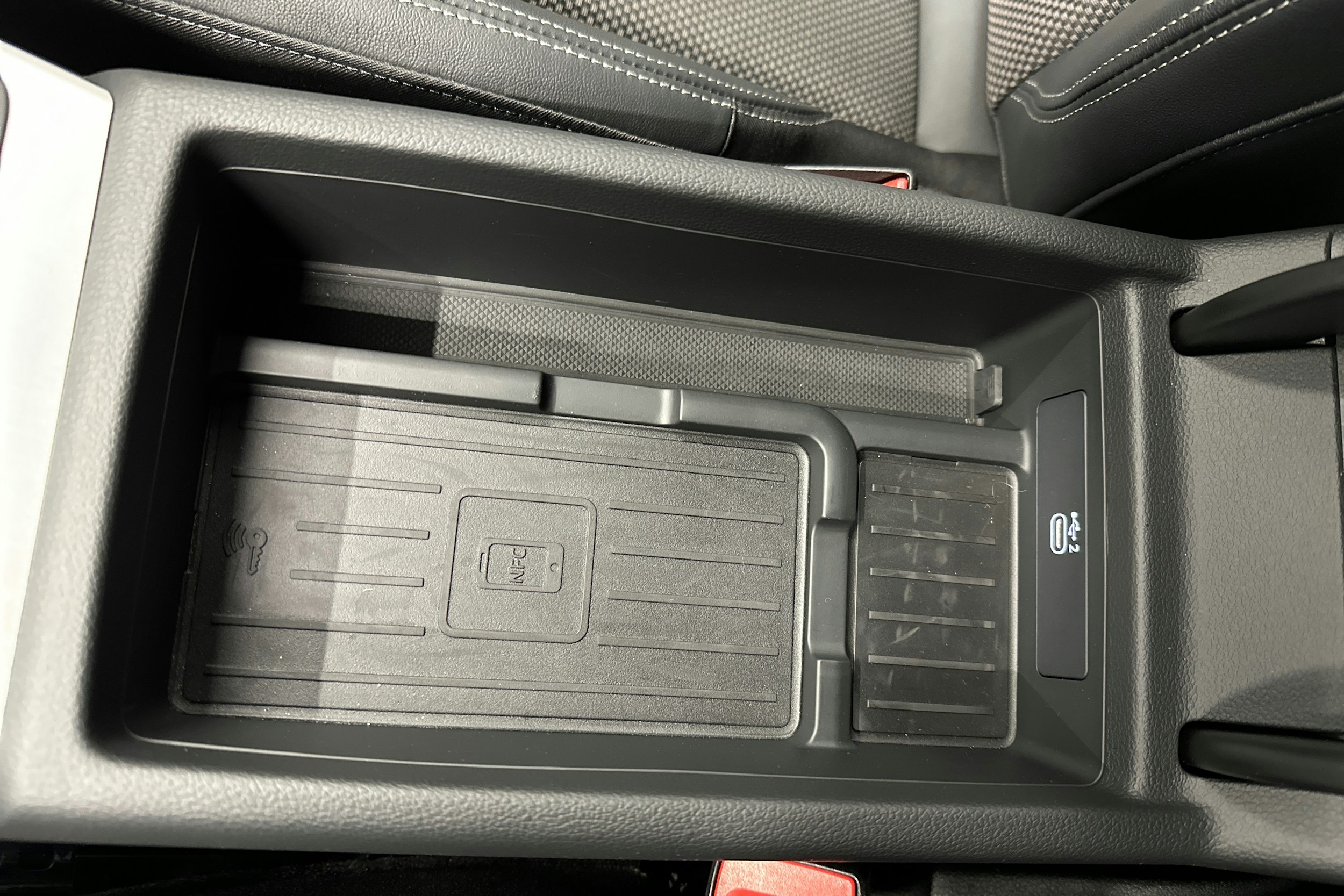 sininen Audi A4 2023 kuva 24.