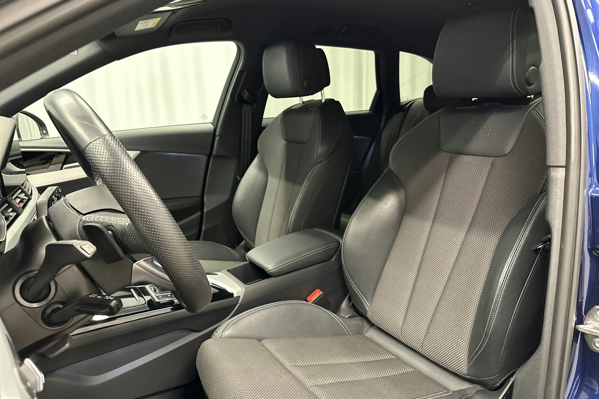 sininen Audi A4 2023 kuva 25.