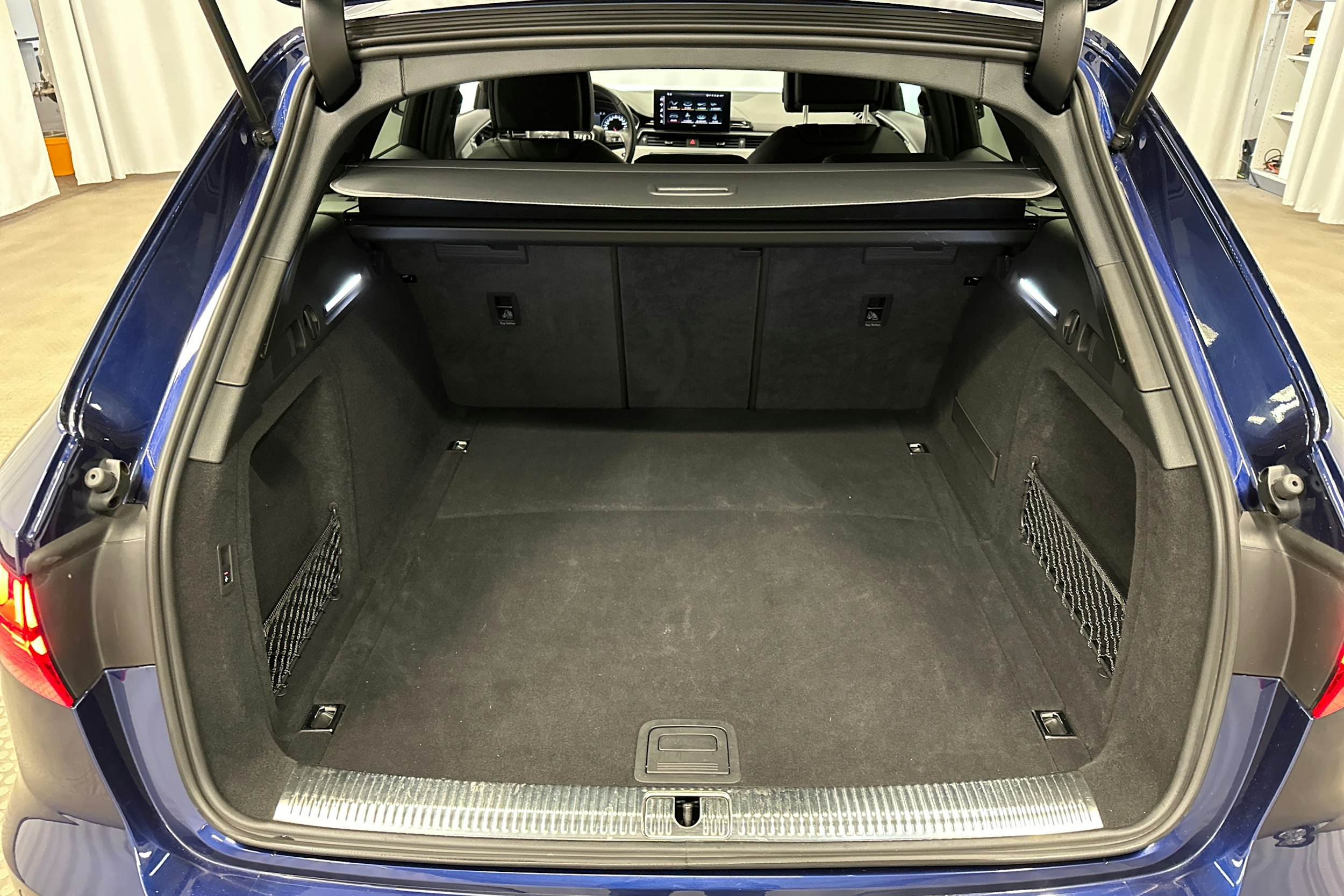 sininen Audi A4 2023 kuva 26.