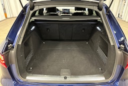 sininen Audi A4 2023 kuva 26.