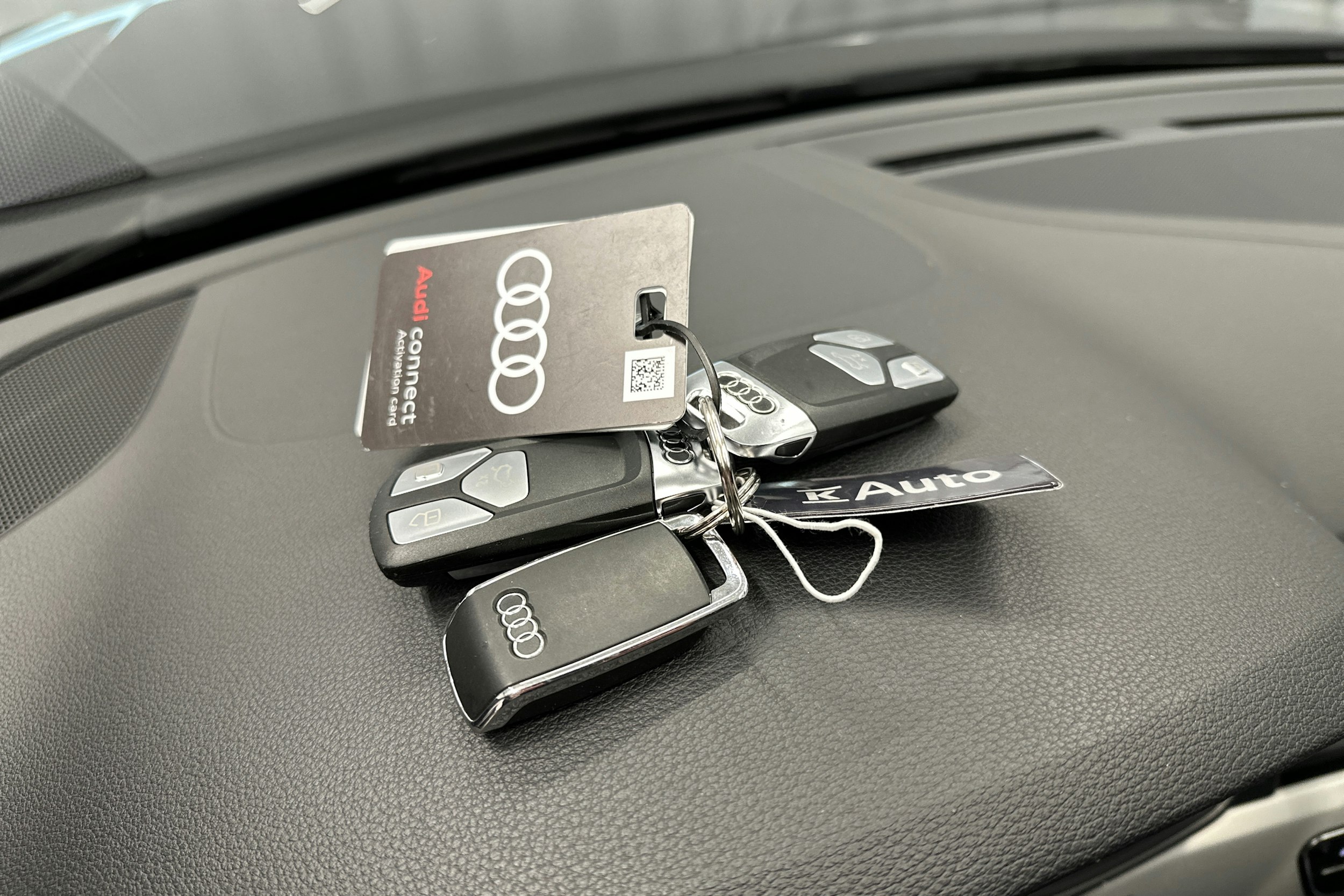 sininen Audi A4 2023 kuva 29.