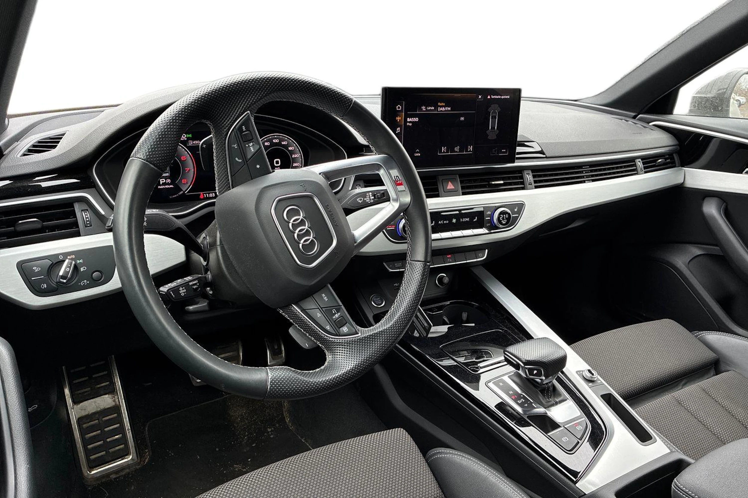 Musta Audi A4 2023 kuva 3.