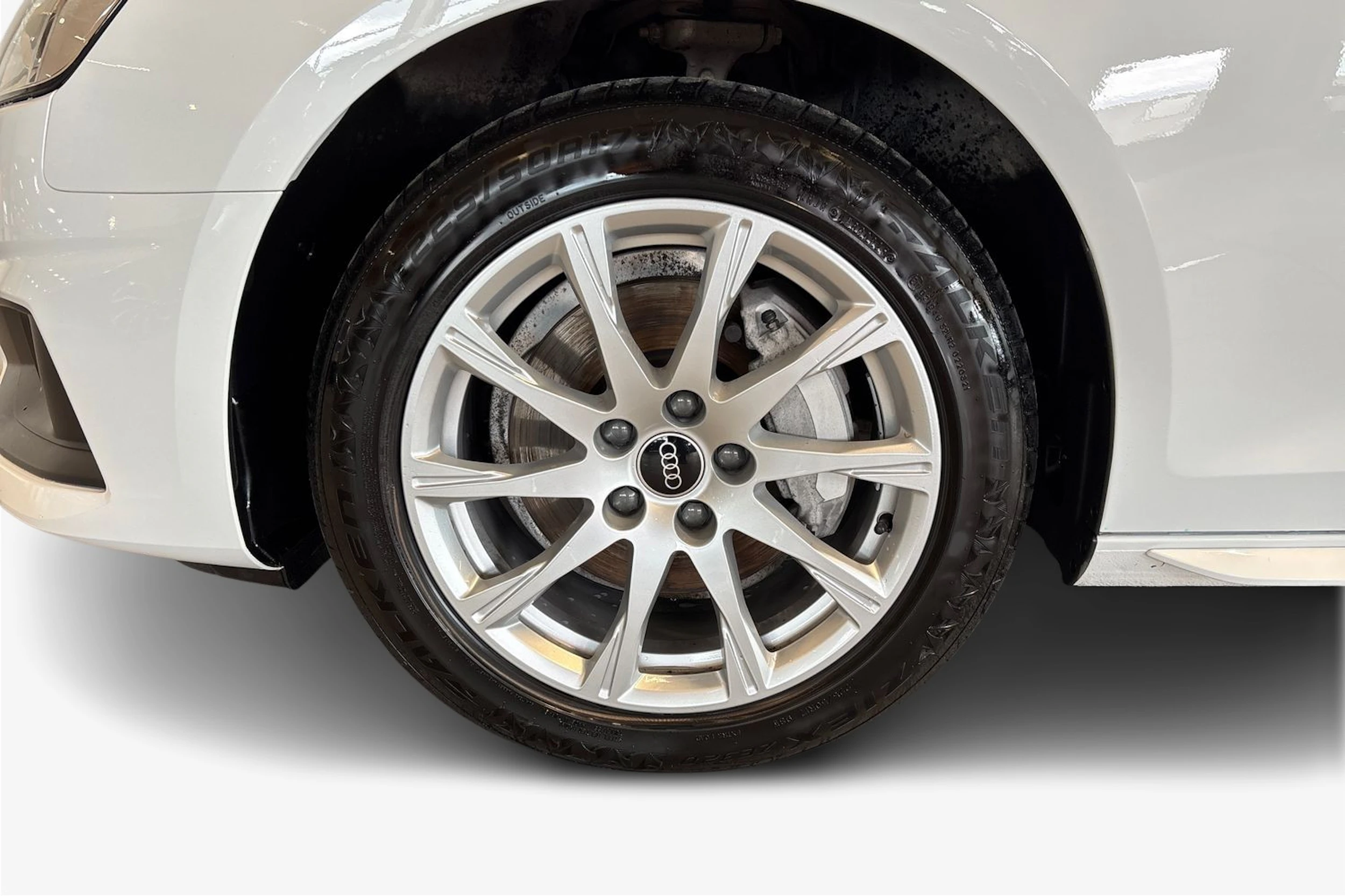 Valkoinen Audi A4 2023 kuva 12.