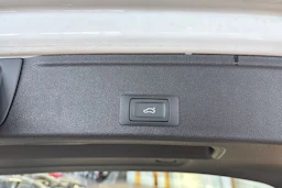 Valkoinen Audi A4 2023 kuva 16.
