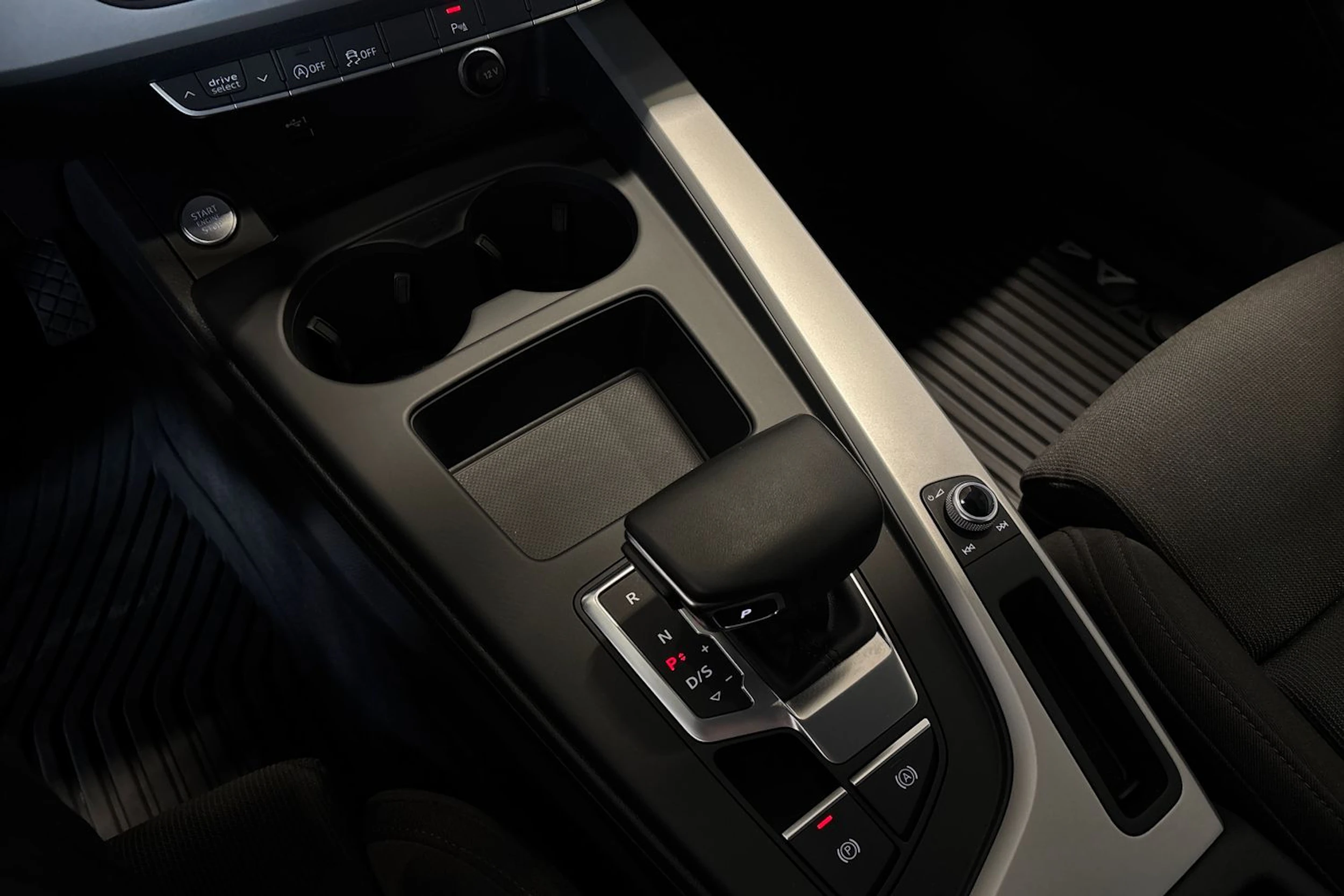 Valkoinen Audi A4 2023 kuva 24.
