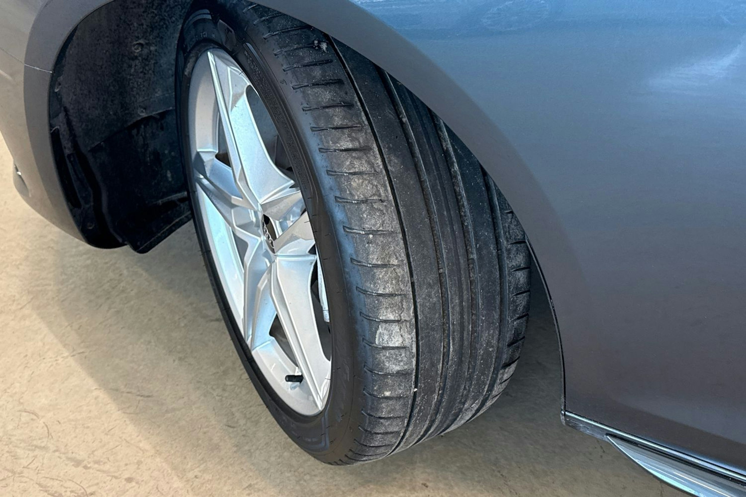 harmaa Audi A4 2023 kuva 10.
