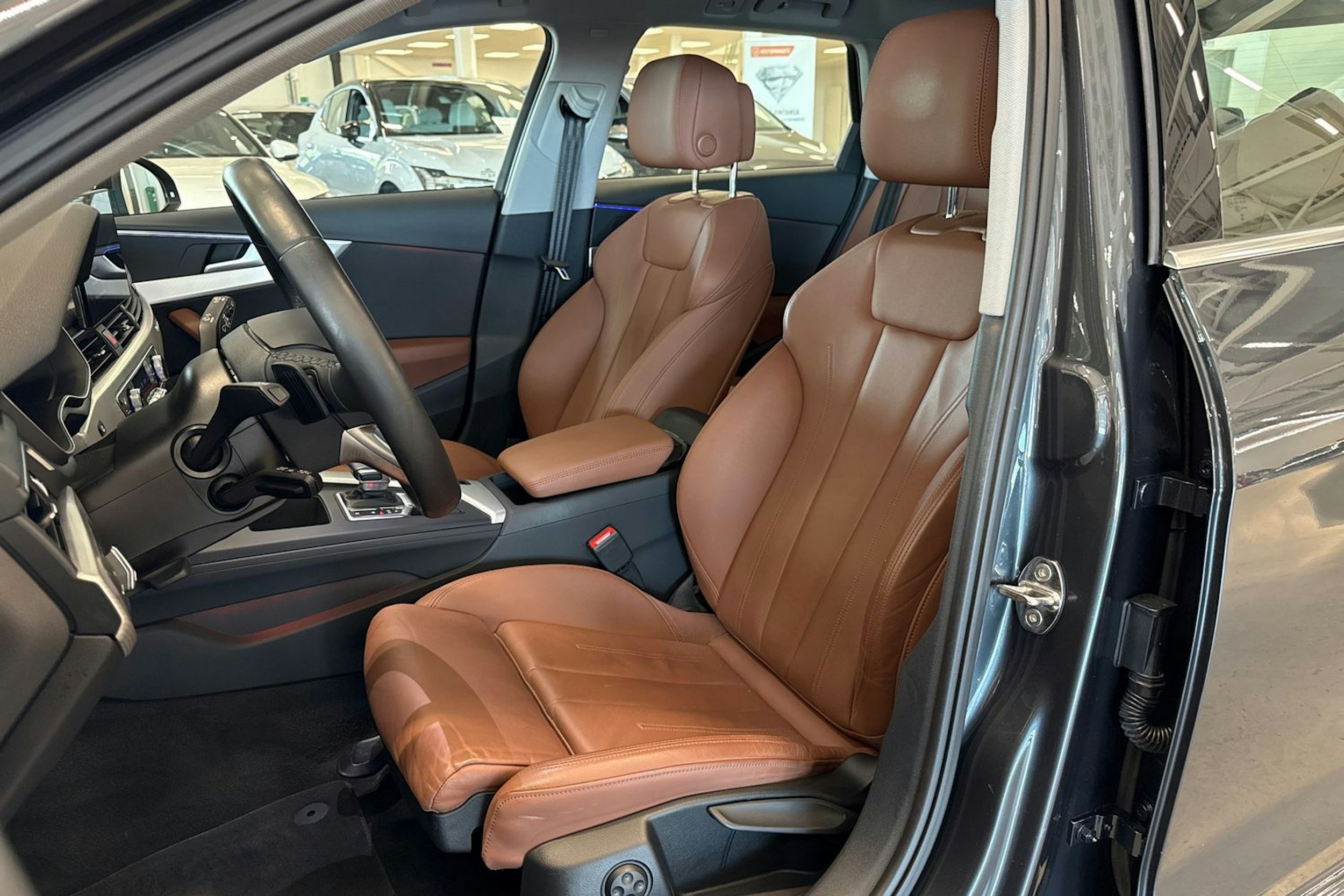 harmaa Audi A4 2023 kuva 22.